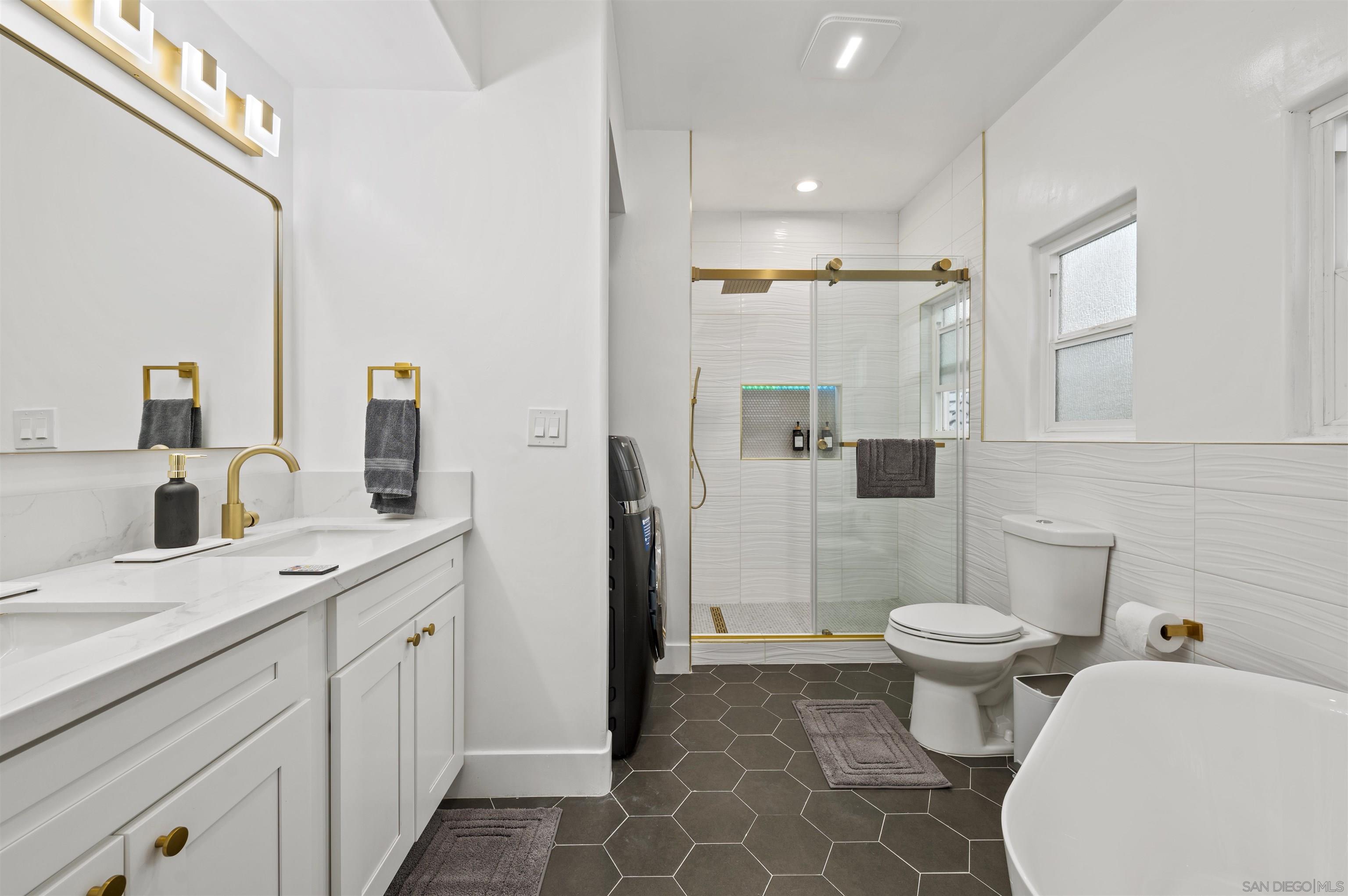 Detail Gallery Image 18 of 48 For 727  Ostend Ct, San Diego,  CA 92109 - 3 Beds | 2/1 Baths