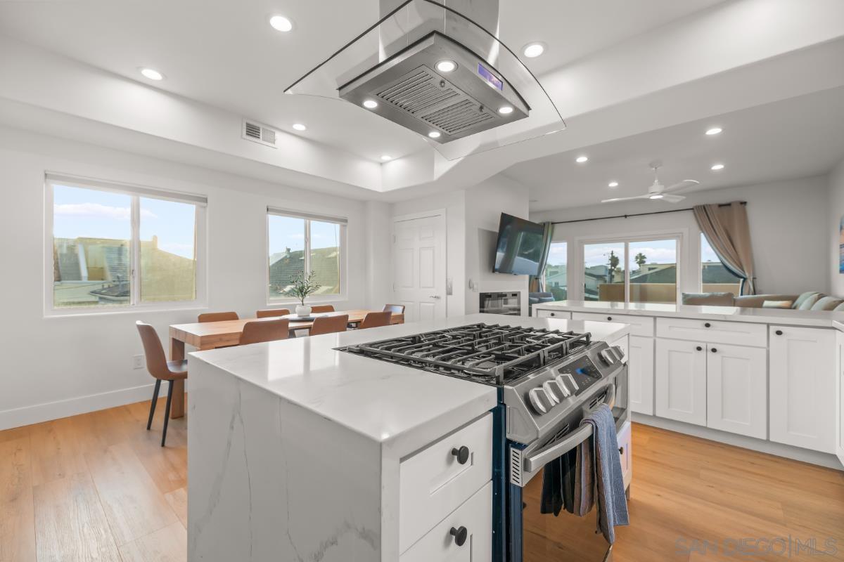 Detail Gallery Image 3 of 48 For 727  Ostend Ct, San Diego,  CA 92109 - 3 Beds | 2/1 Baths