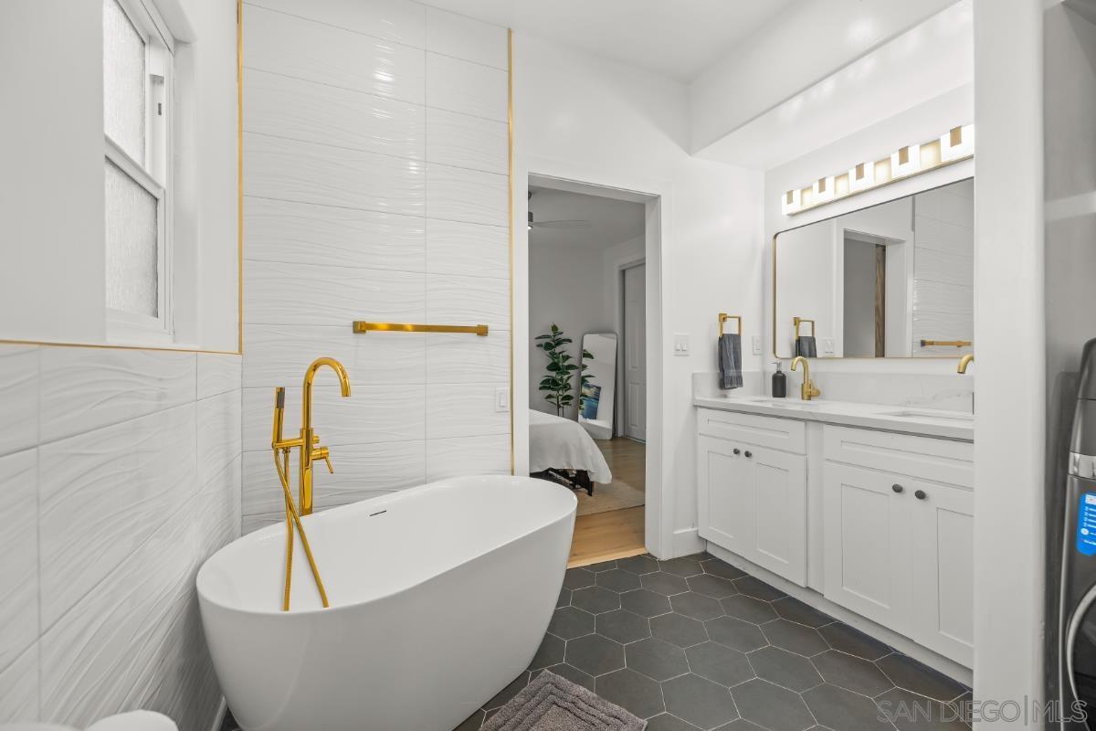 Detail Gallery Image 21 of 48 For 727  Ostend Ct, San Diego,  CA 92109 - 3 Beds | 2/1 Baths