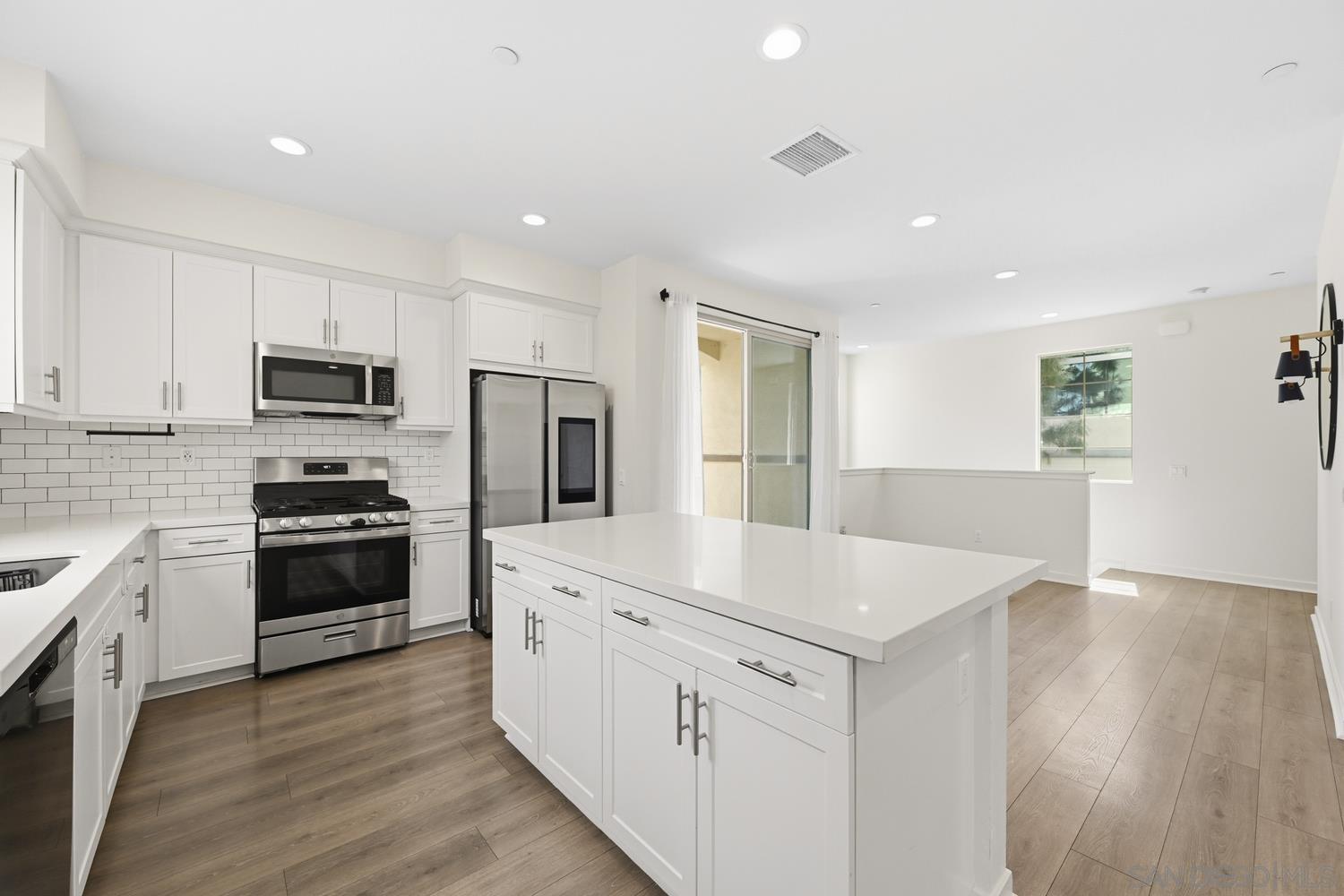 Detail Gallery Image 11 of 26 For 429  Lake Shore Way, Santee,  CA 92071 - 3 Beds | 2/1 Baths