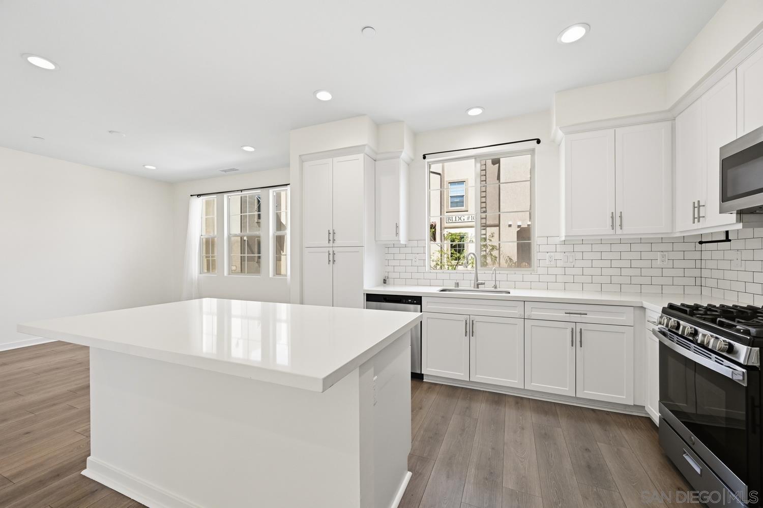 Detail Gallery Image 12 of 26 For 429  Lake Shore Way, Santee,  CA 92071 - 3 Beds | 2/1 Baths