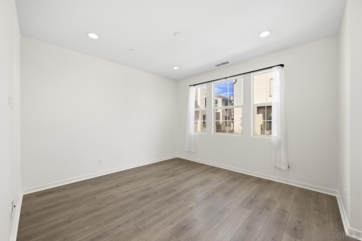 Detail Gallery Image 14 of 26 For 429  Lake Shore Way, Santee,  CA 92071 - 3 Beds | 2/1 Baths