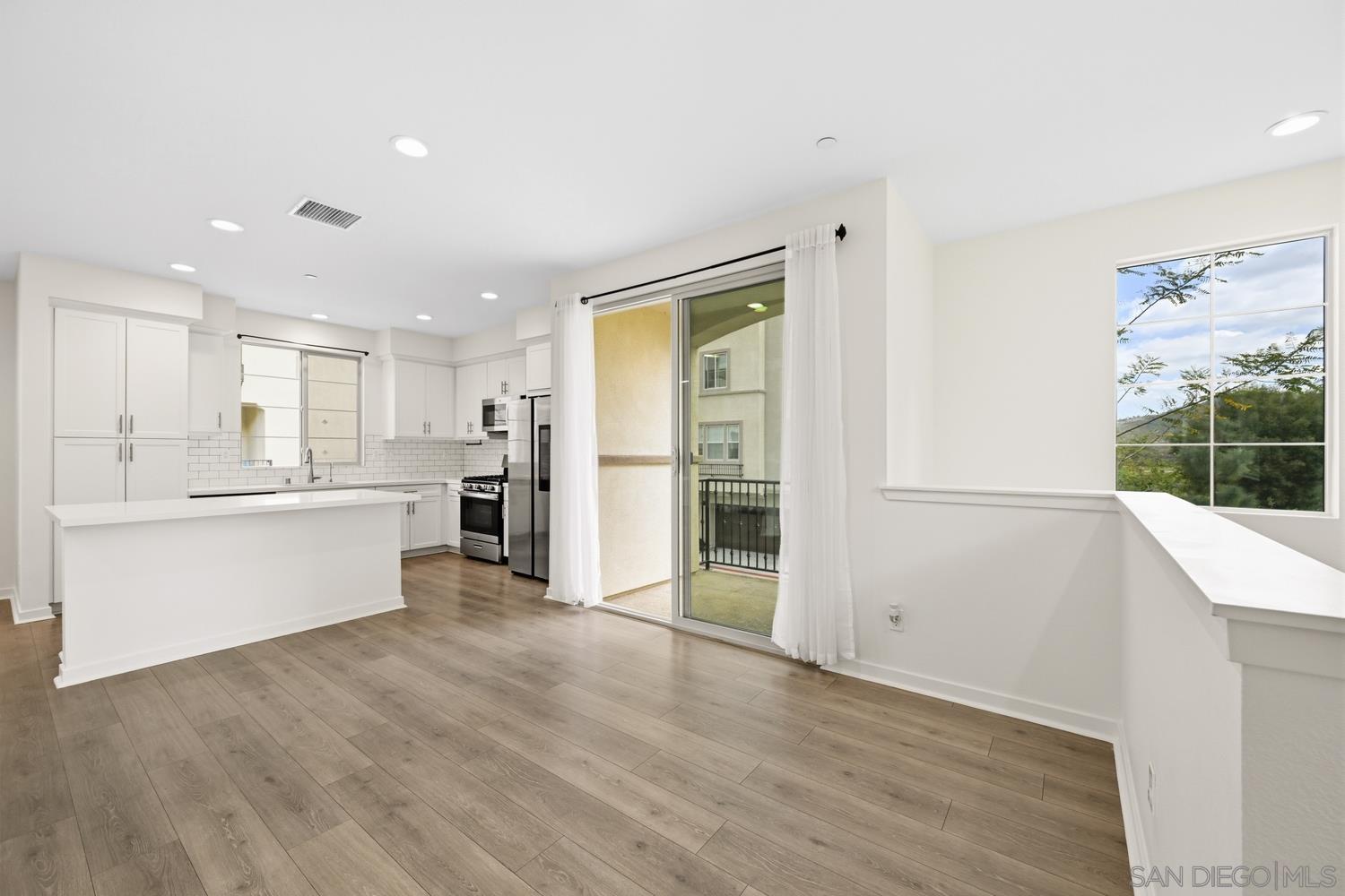 Detail Gallery Image 9 of 26 For 429  Lake Shore Way, Santee,  CA 92071 - 3 Beds | 2/1 Baths