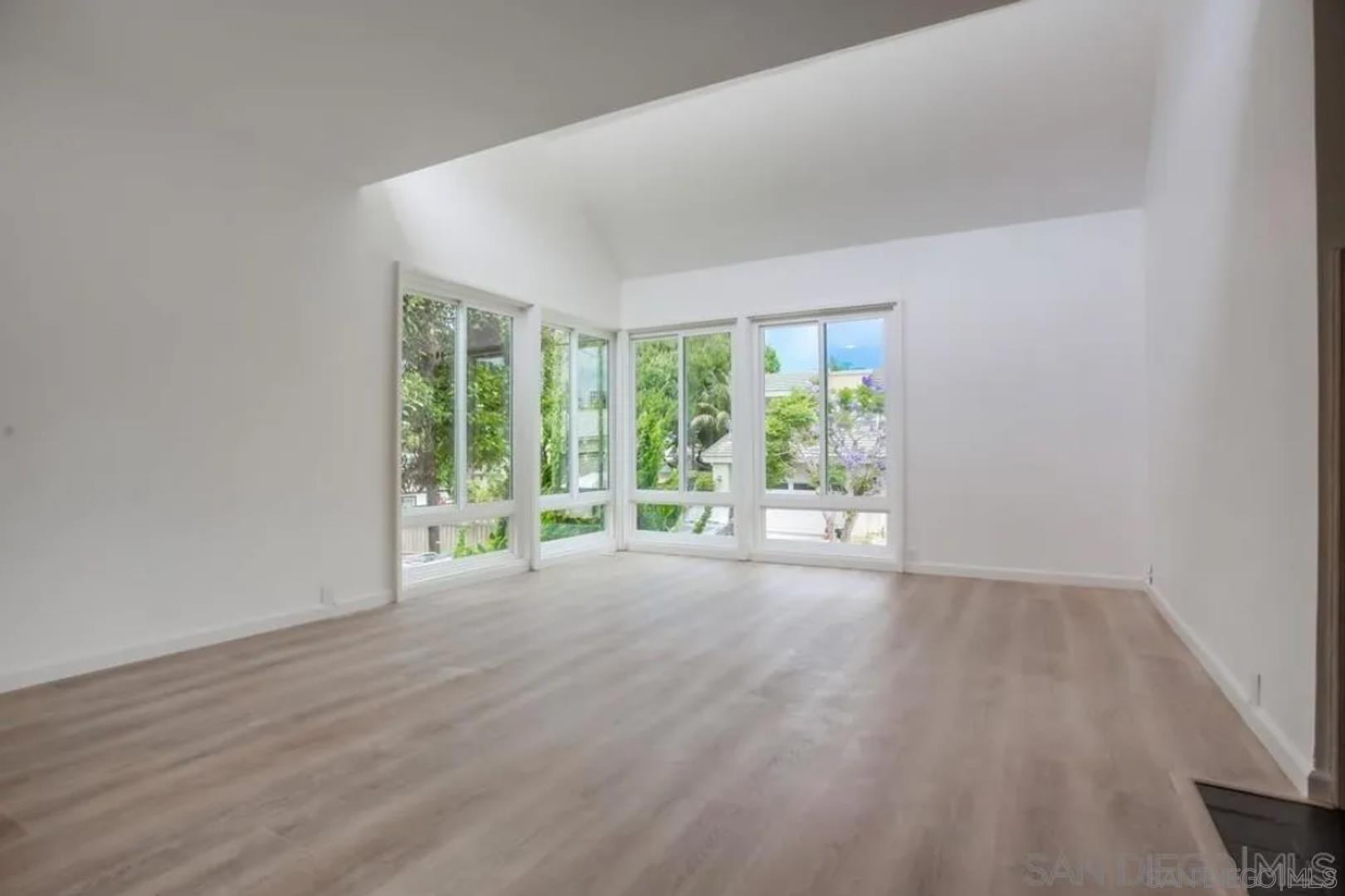 Detail Gallery Image 3 of 16 For 743  Bonair Way, Apt B, La Jolla,  CA 92037 - 3 Beds | 2 Baths