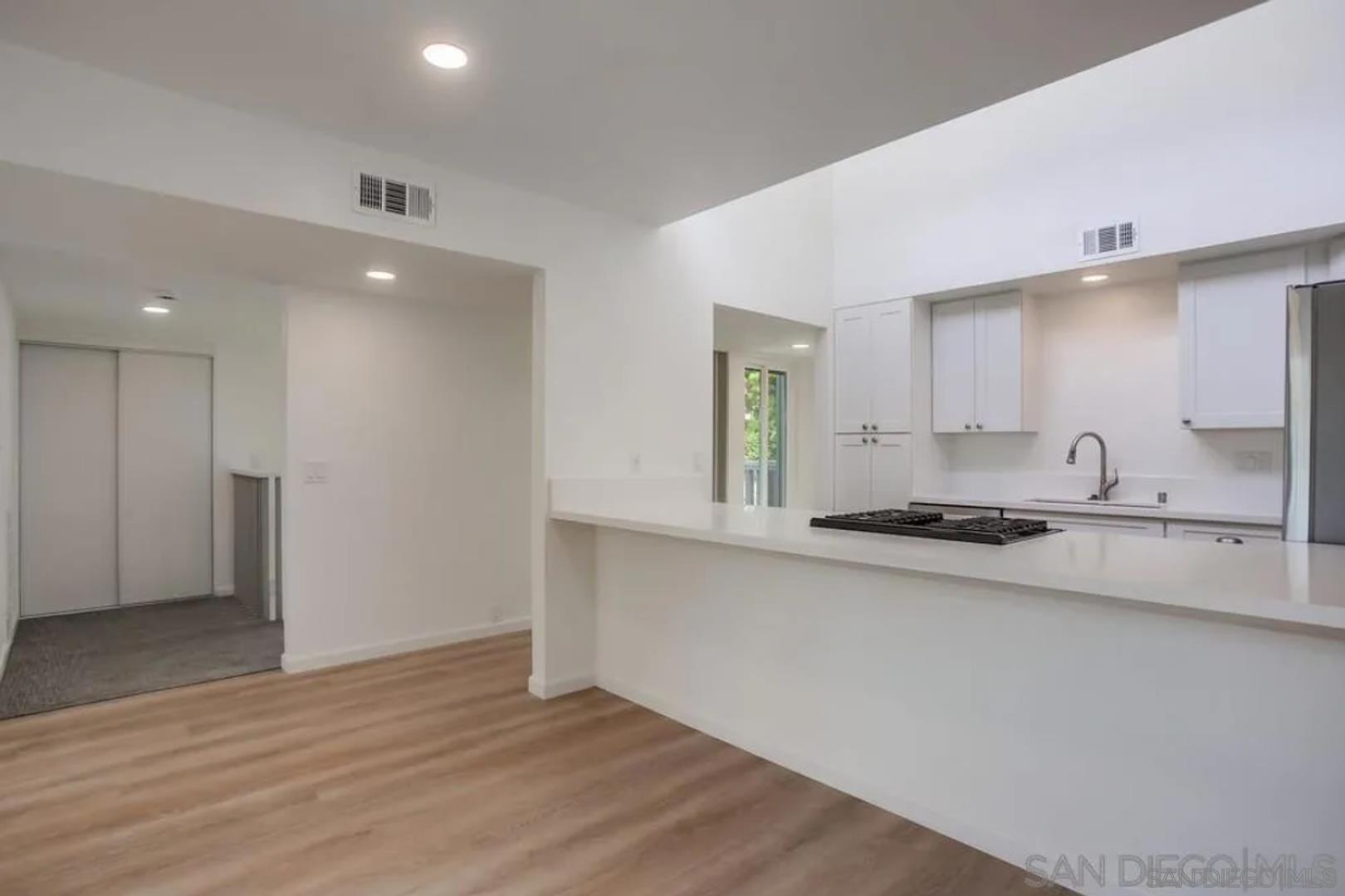 Detail Gallery Image 8 of 16 For 743  Bonair Way, Apt B, La Jolla,  CA 92037 - 3 Beds | 2 Baths