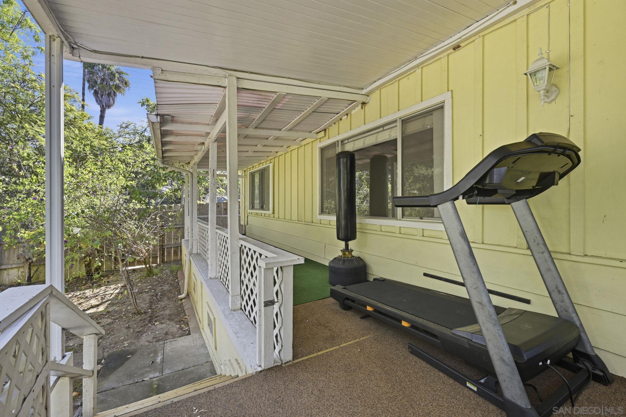 Detail Gallery Image 18 of 52 For 1521  Foothill Dr, Vista,  CA 92084 - 5 Beds | 3 Baths