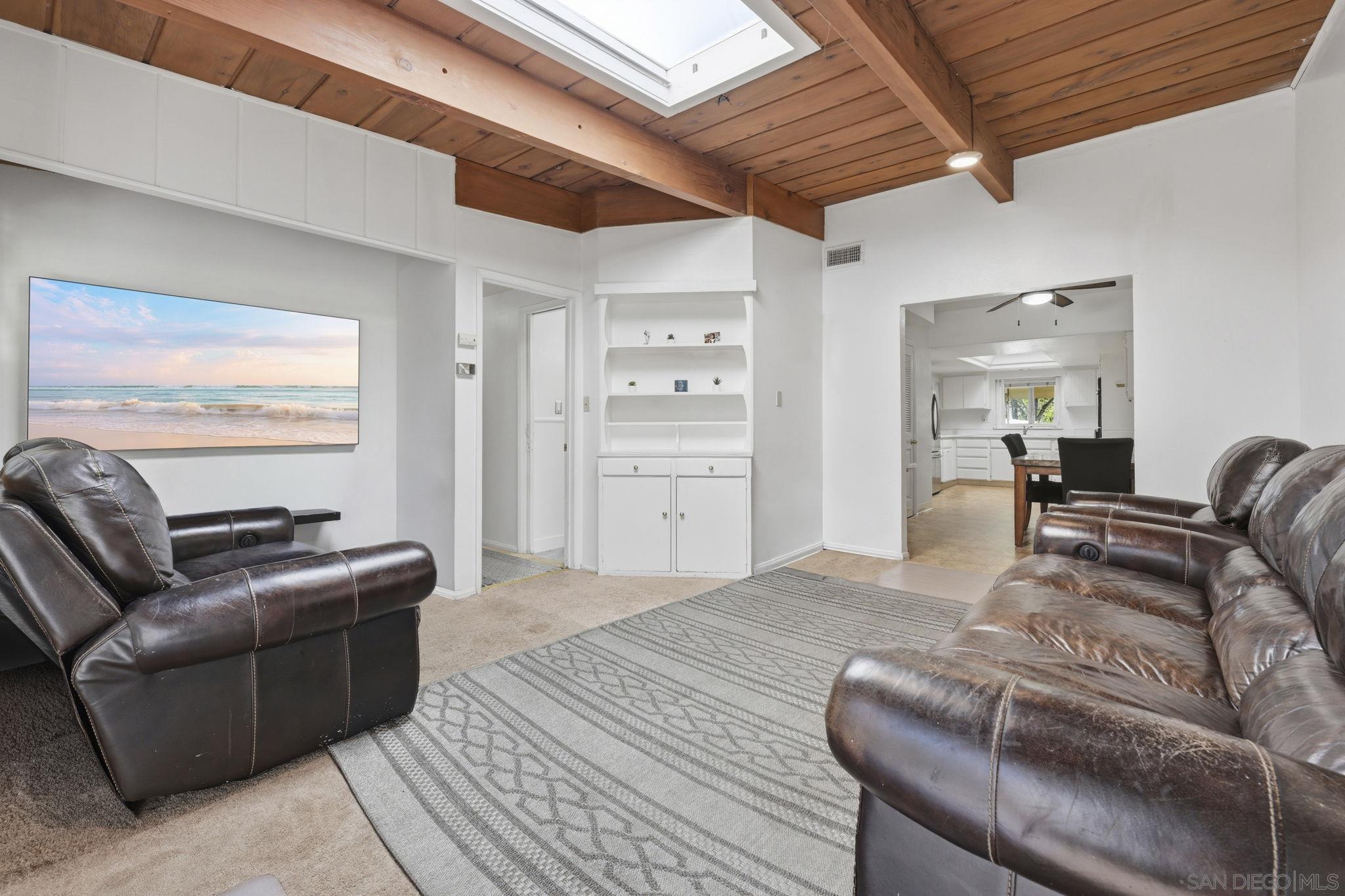 Detail Gallery Image 8 of 52 For 1521  Foothill Dr, Vista,  CA 92084 - 5 Beds | 3 Baths