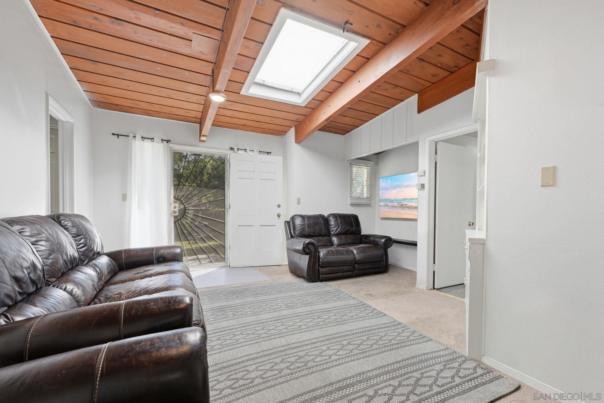 Detail Gallery Image 10 of 52 For 1521  Foothill Dr, Vista,  CA 92084 - 5 Beds | 3 Baths