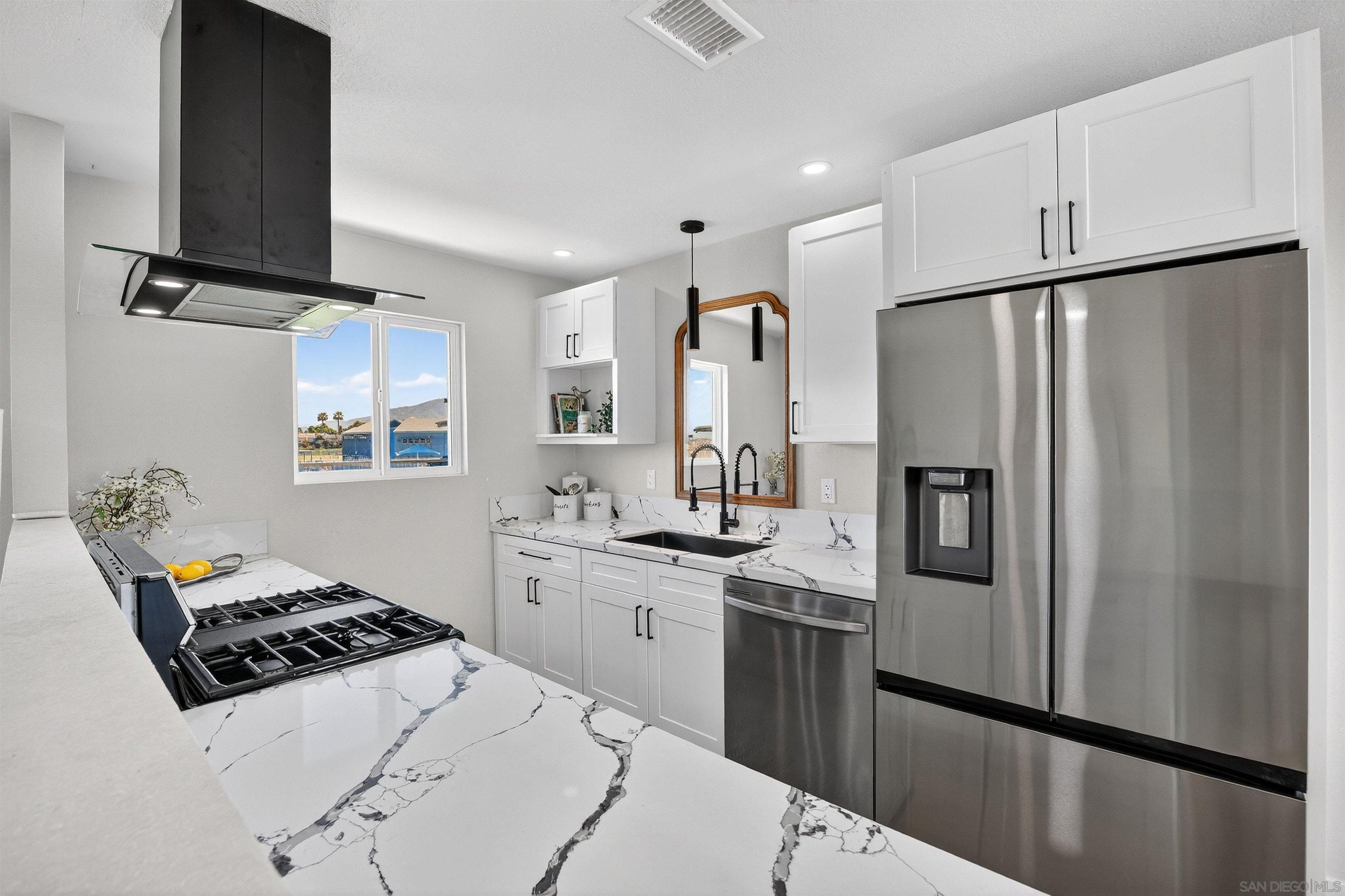 Detail Gallery Image 7 of 42 For 327  Sunswept Street, San Diego,  CA 92114 - 3 Beds | 2 Baths