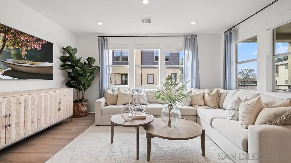 Detail Gallery Image 5 of 19 For 319  Honeysuckle, Oceanside,  CA 92057 - 3 Beds | 2/1 Baths