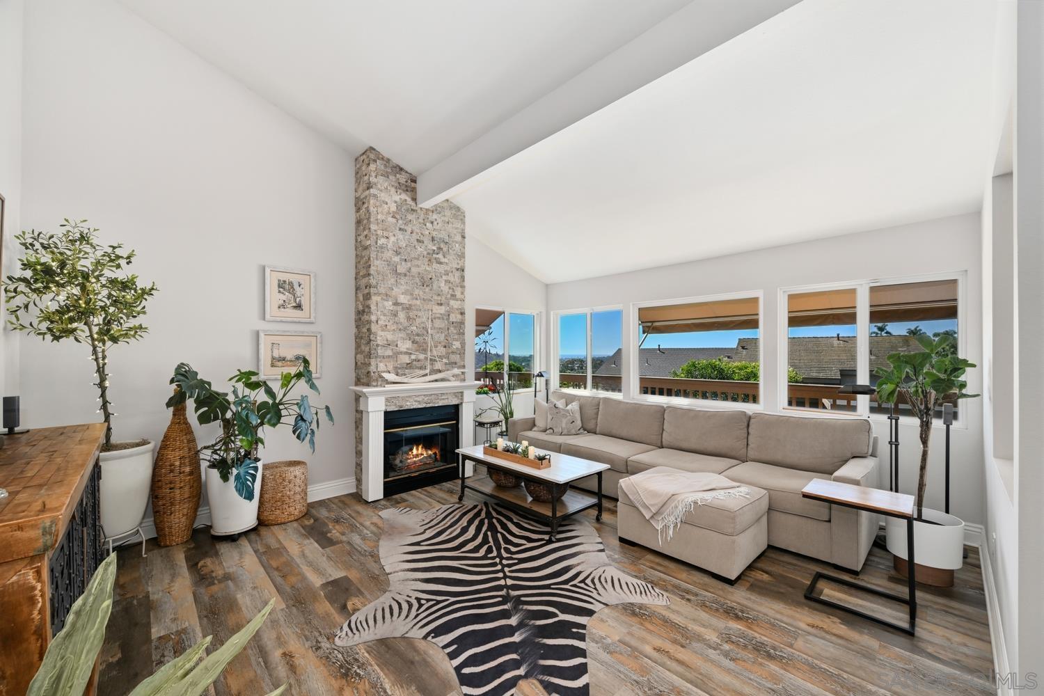 Detail Gallery Image 3 of 36 For 1989  Seawind Way, Oceanside,  CA 92054 - 3 Beds | 2/1 Baths