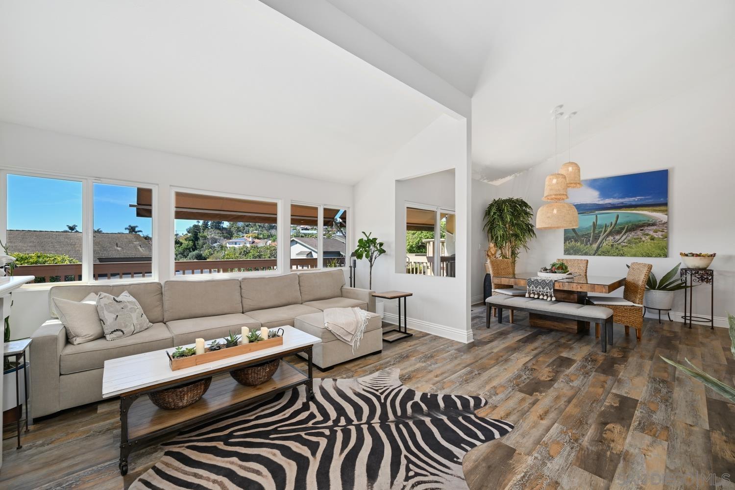 Detail Gallery Image 4 of 36 For 1989  Seawind Way, Oceanside,  CA 92054 - 3 Beds | 2/1 Baths