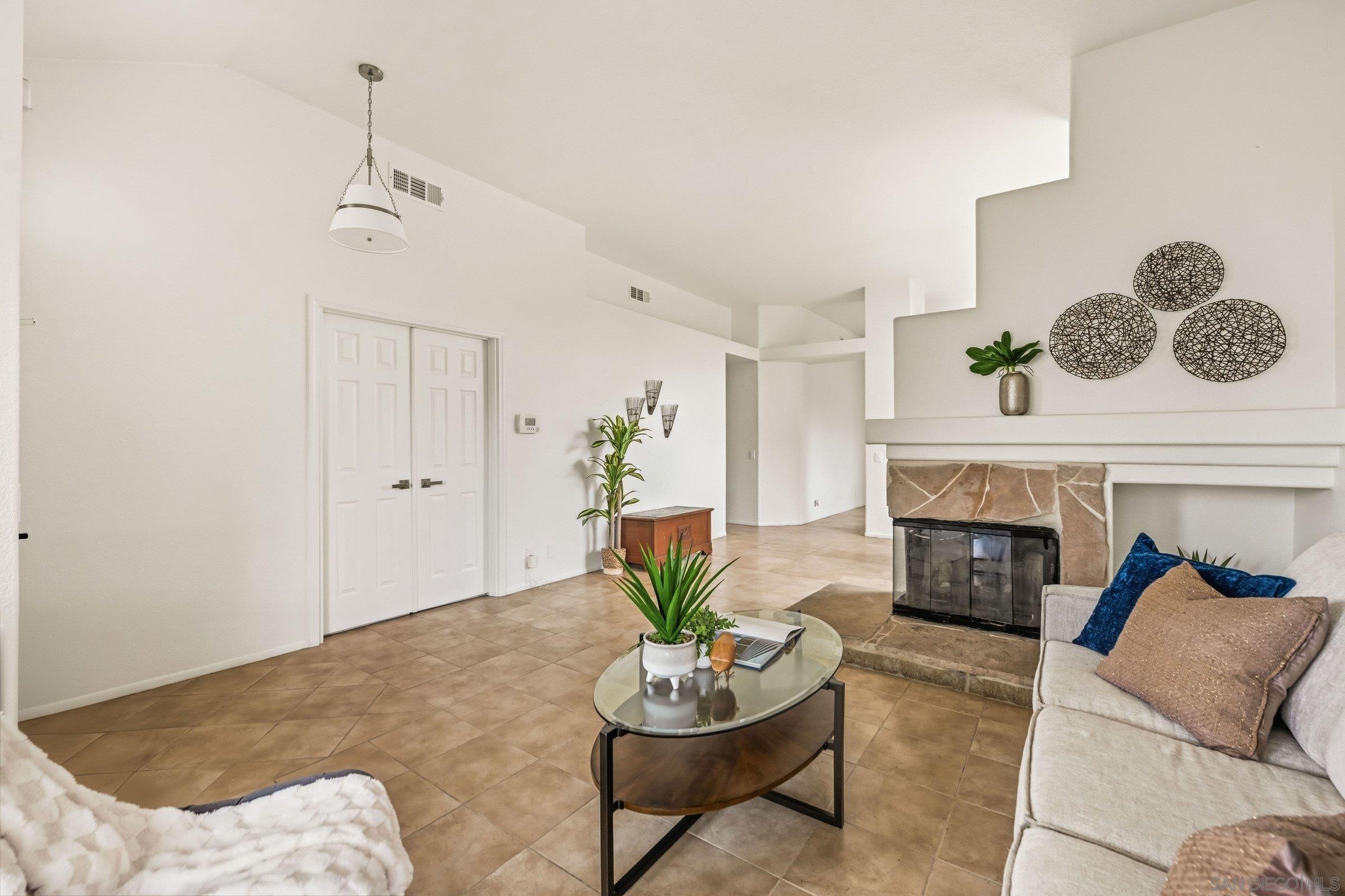 Detail Gallery Image 11 of 38 For 4290  via Clemente, Oceanside,  CA 92057 - 3 Beds | 2 Baths