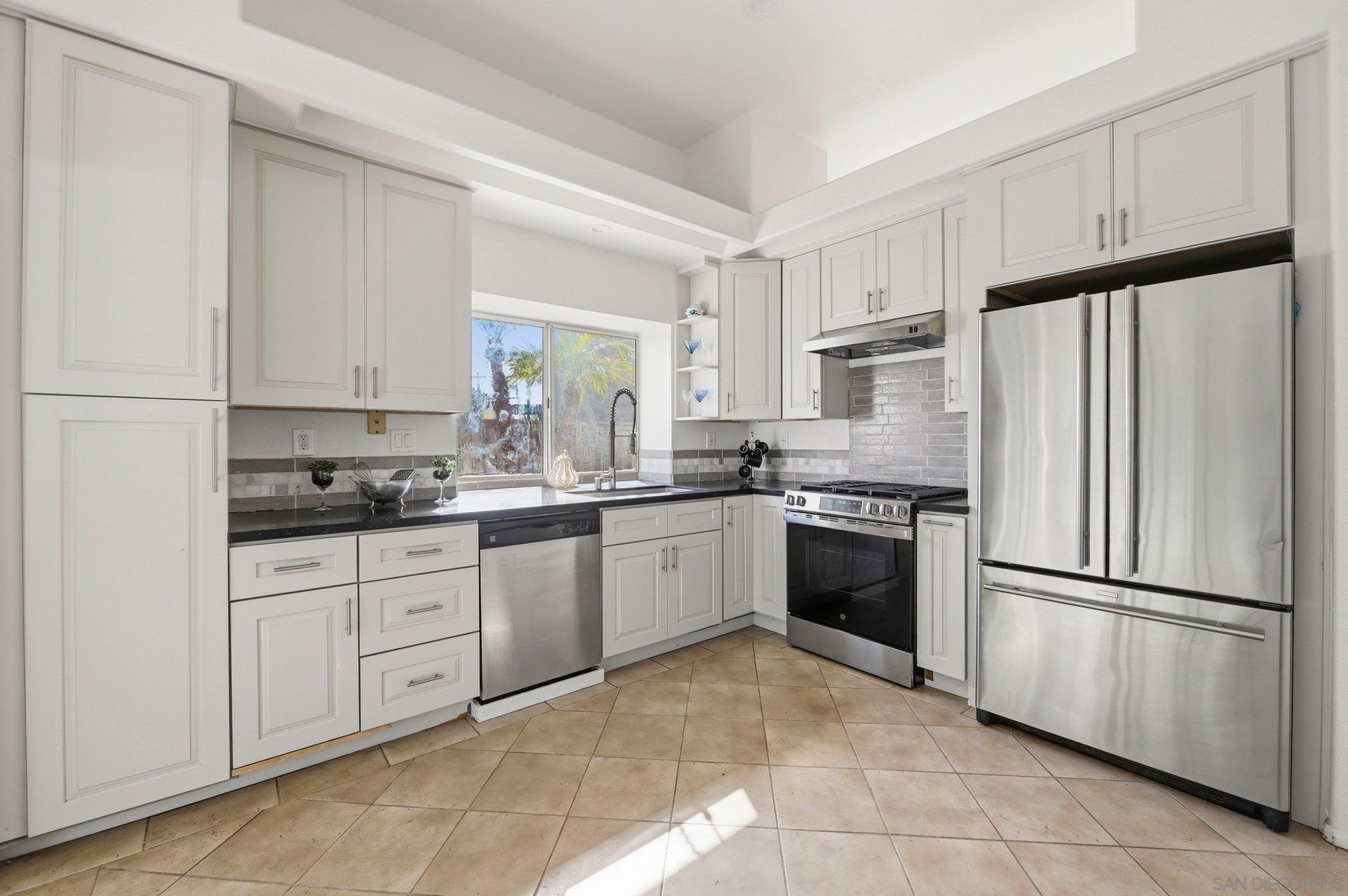 Detail Gallery Image 4 of 38 For 4290  via Clemente, Oceanside,  CA 92057 - 3 Beds | 2 Baths