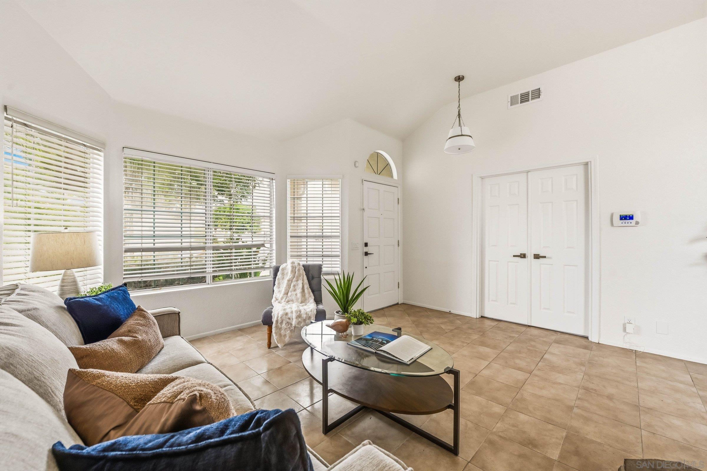 Detail Gallery Image 7 of 38 For 4290  via Clemente, Oceanside,  CA 92057 - 3 Beds | 2 Baths