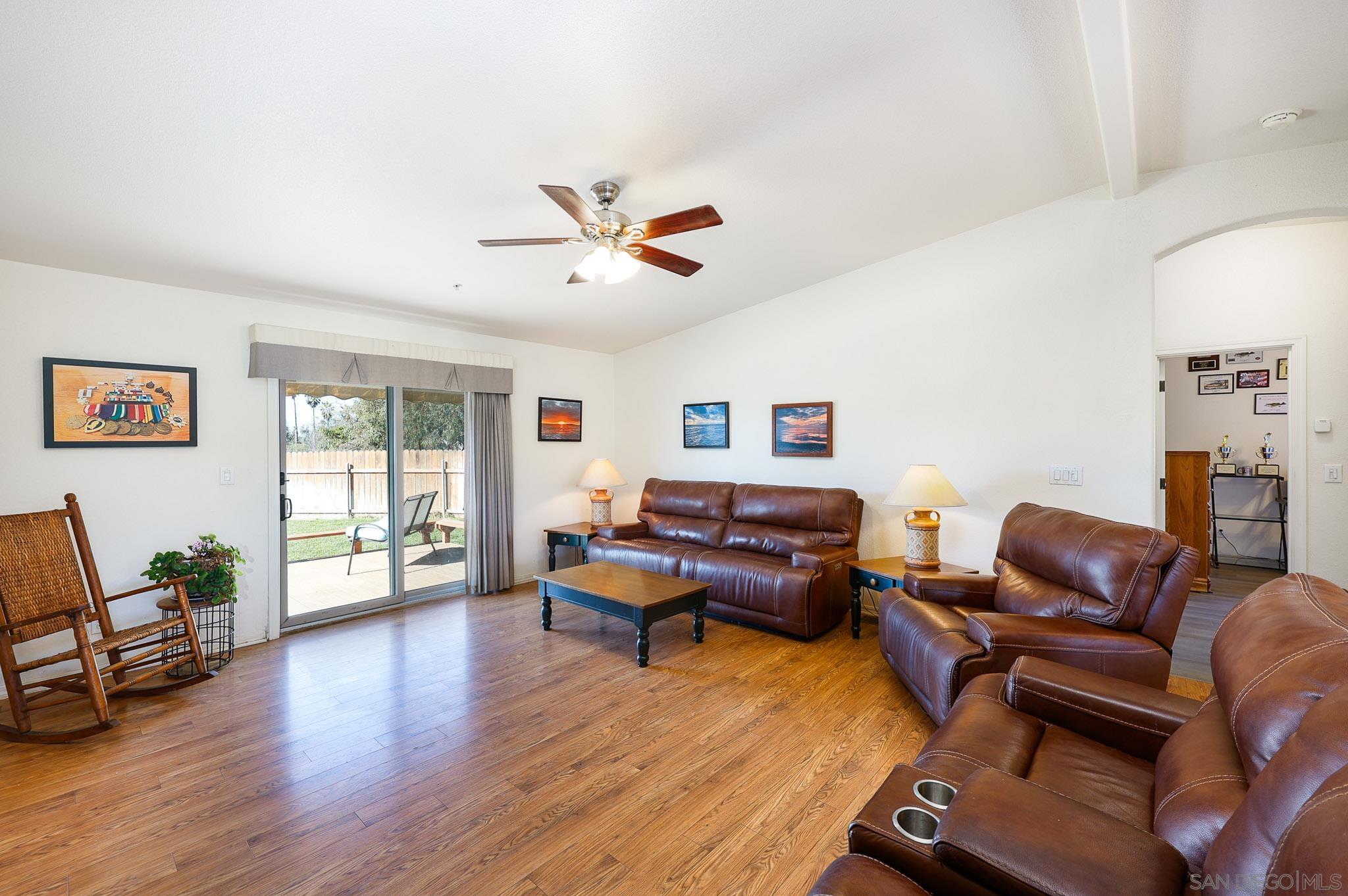 Detail Gallery Image 11 of 42 For 273  Stallion Dr, Oceanside,  CA 92057 - 3 Beds | 2 Baths