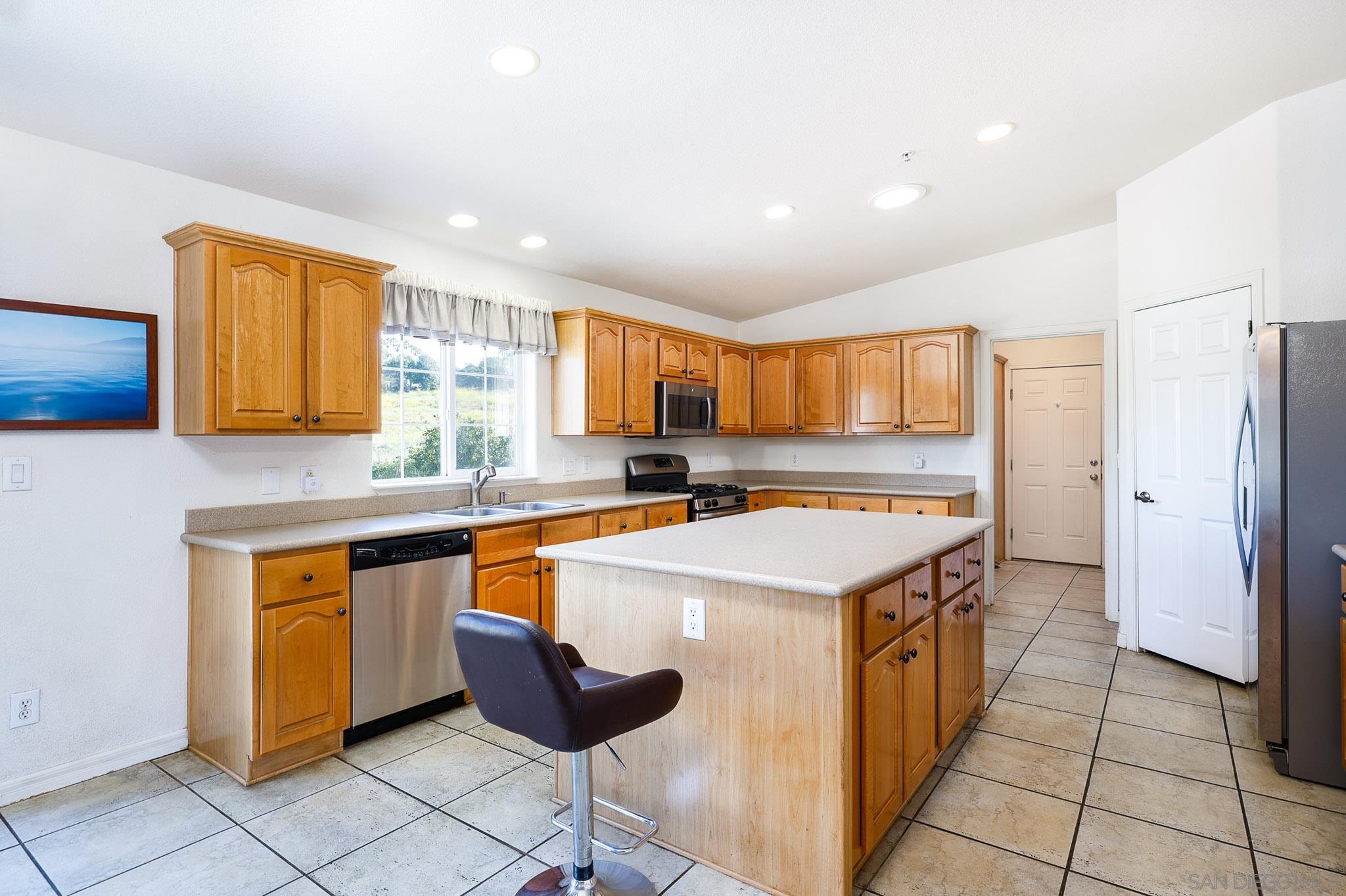 Detail Gallery Image 14 of 42 For 273  Stallion Dr, Oceanside,  CA 92057 - 3 Beds | 2 Baths