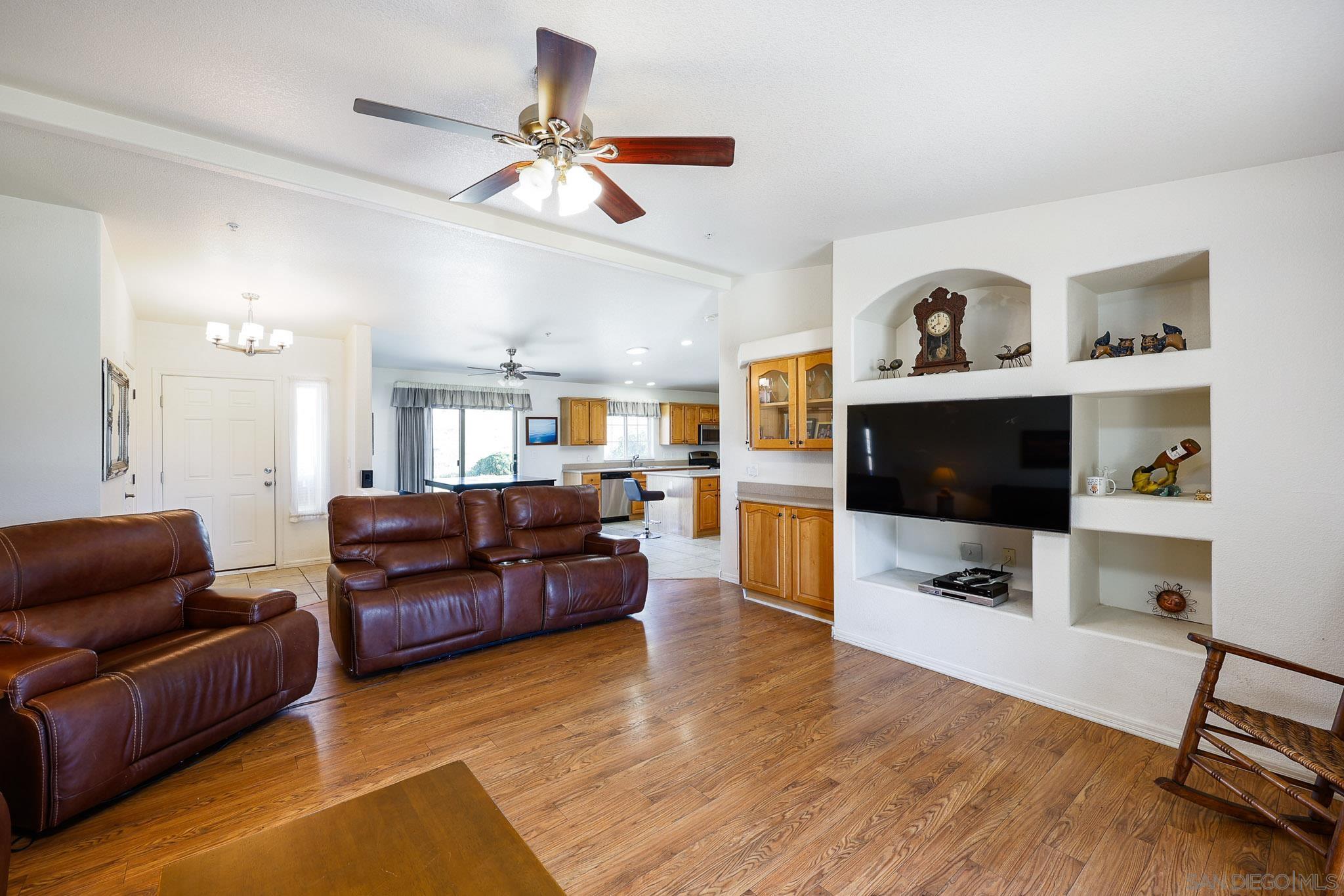 Detail Gallery Image 7 of 42 For 273  Stallion Dr, Oceanside,  CA 92057 - 3 Beds | 2 Baths