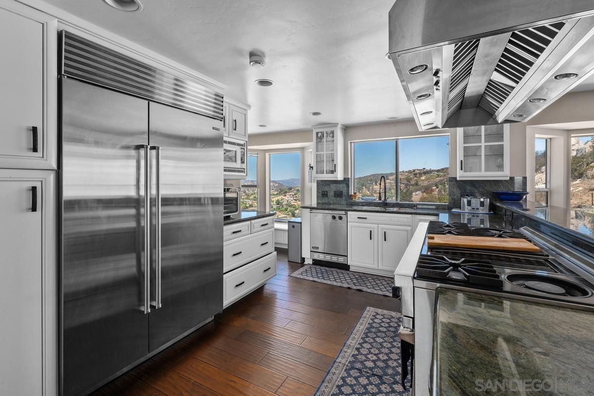 Detail Gallery Image 17 of 61 For 2155  Vista Valley Rim Pl, El Cajon,  CA 92019 - 4 Beds | 4 Baths