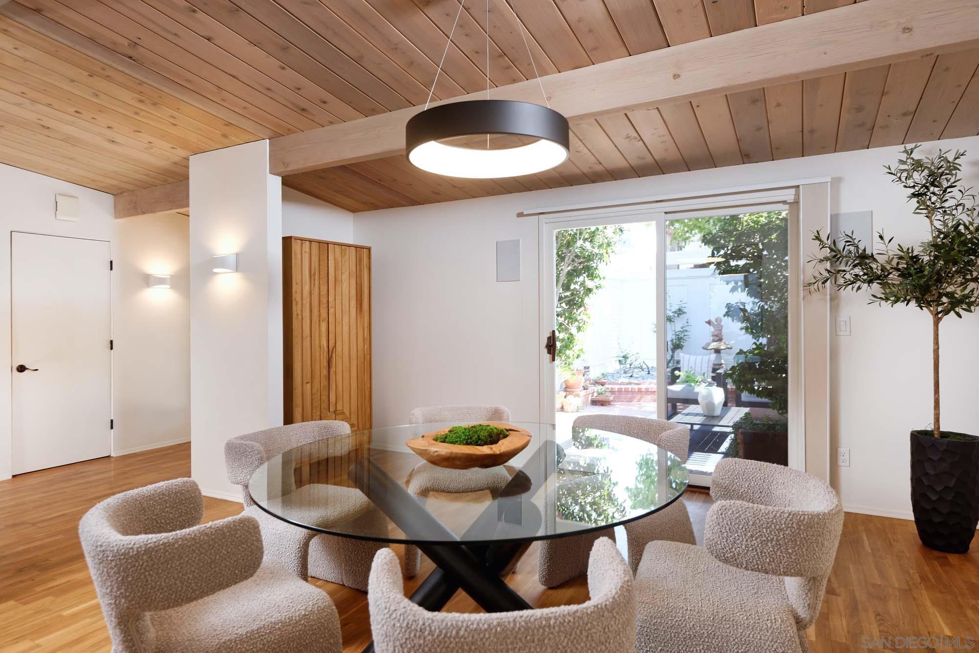 Detail Gallery Image 11 of 24 For 8348  Paseo Del Ocaso, La Jolla,  CA 92037 - 4 Beds | 3 Baths