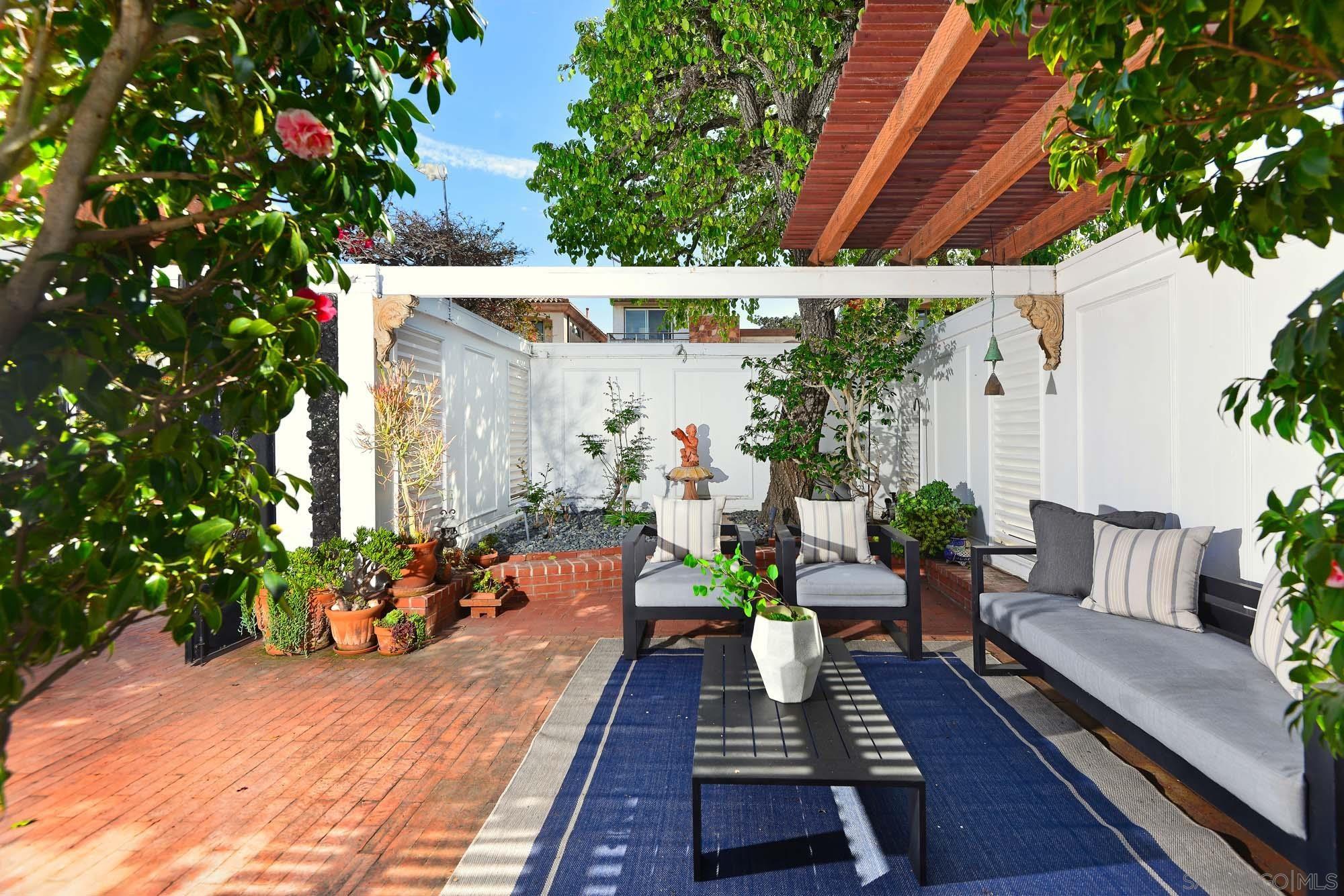 Detail Gallery Image 13 of 24 For 8348  Paseo Del Ocaso, La Jolla,  CA 92037 - 4 Beds | 3 Baths