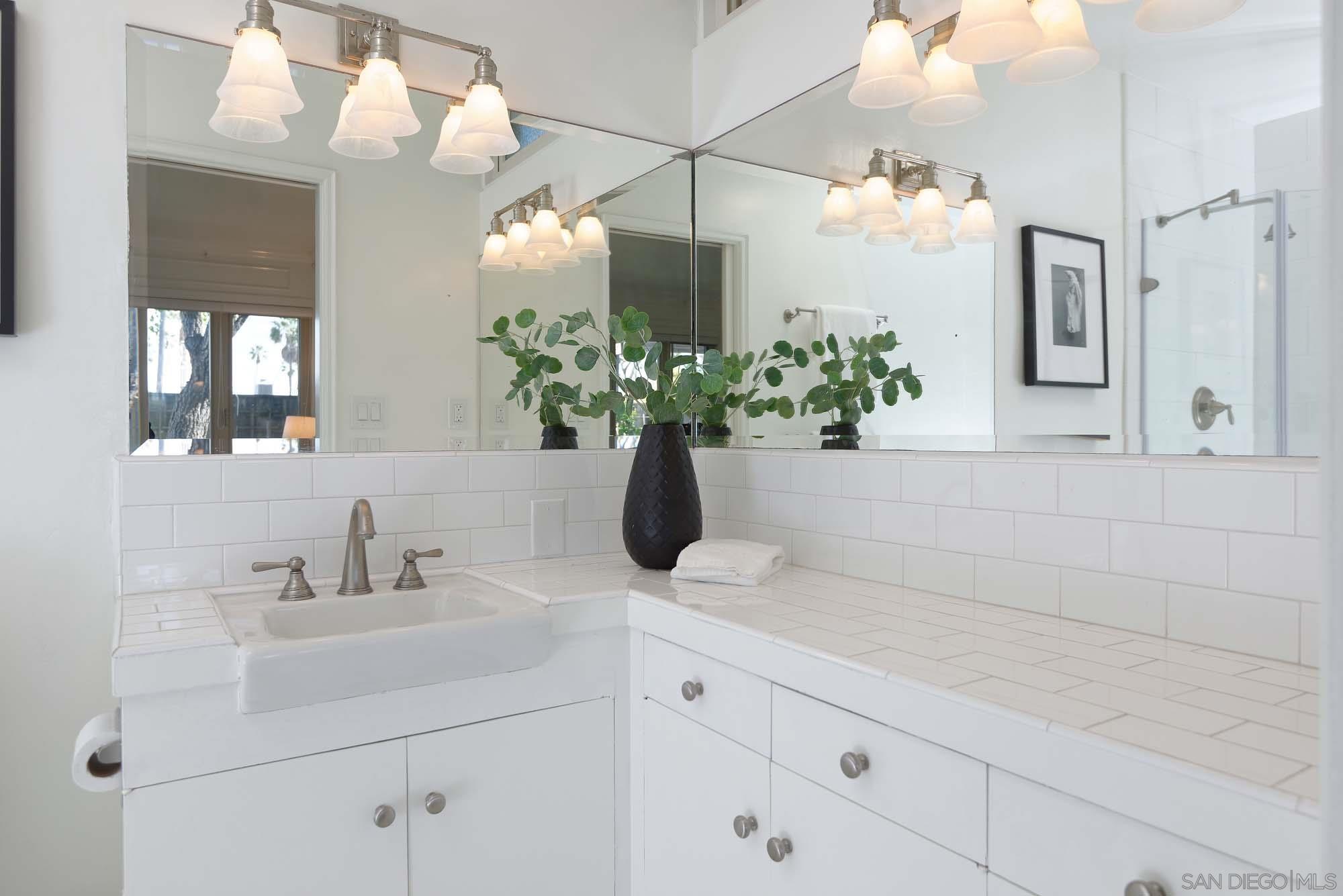 Detail Gallery Image 18 of 24 For 8348  Paseo Del Ocaso, La Jolla,  CA 92037 - 4 Beds | 3 Baths