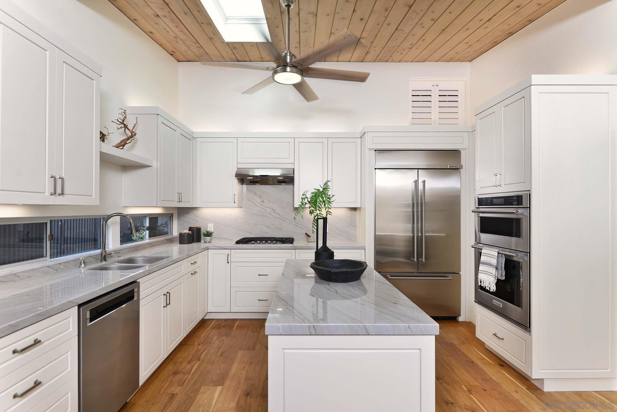 Detail Gallery Image 10 of 24 For 8348  Paseo Del Ocaso, La Jolla,  CA 92037 - 4 Beds | 3 Baths