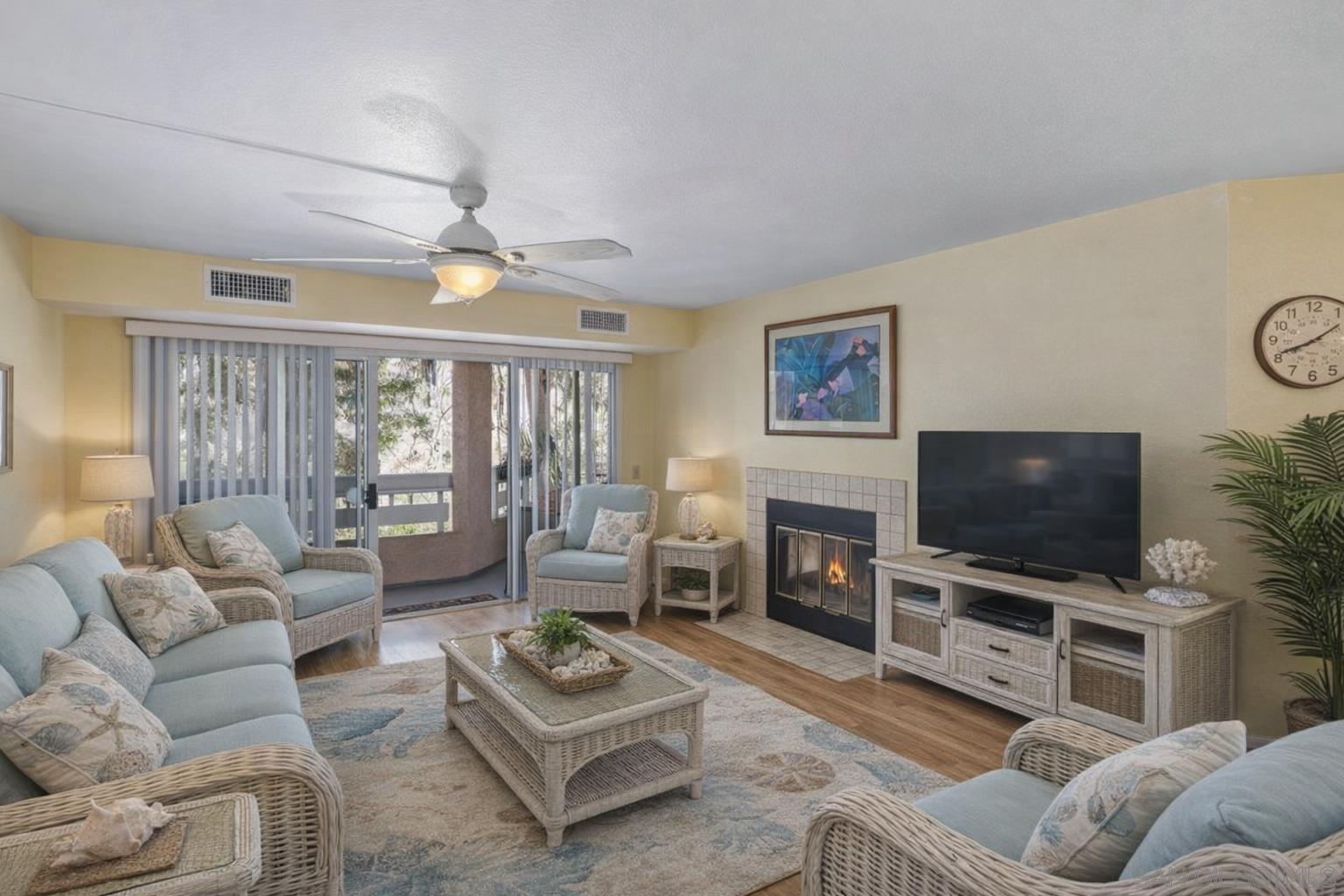 Detail Gallery Image 10 of 28 For 7263  Camino Degrazia  #33,  San Diego,  CA 92111 - 2 Beds | 2 Baths