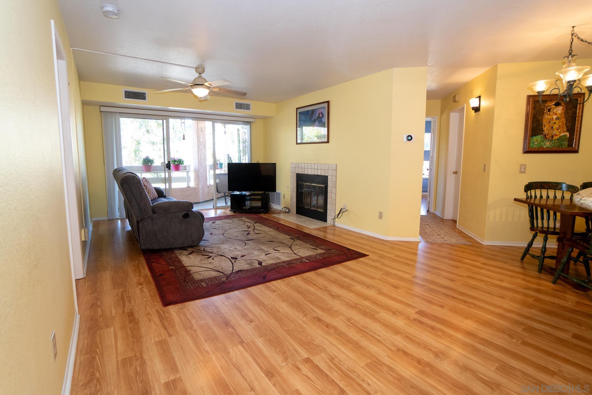 Detail Gallery Image 7 of 28 For 7263  Camino Degrazia  #33,  San Diego,  CA 92111 - 2 Beds | 2 Baths