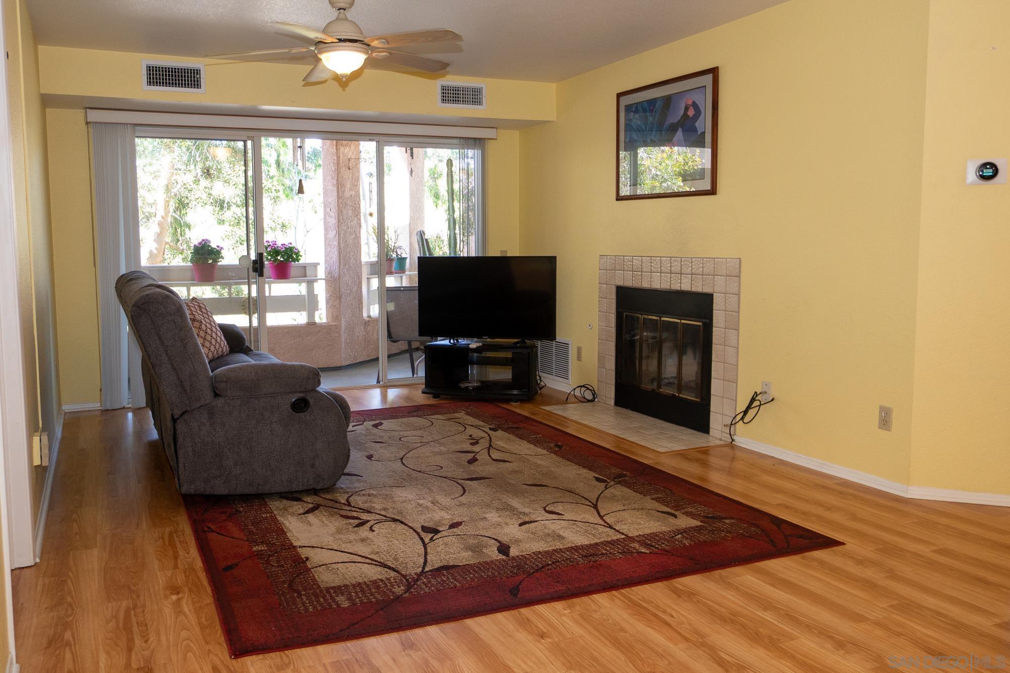 Detail Gallery Image 9 of 28 For 7263  Camino Degrazia  #33,  San Diego,  CA 92111 - 2 Beds | 2 Baths