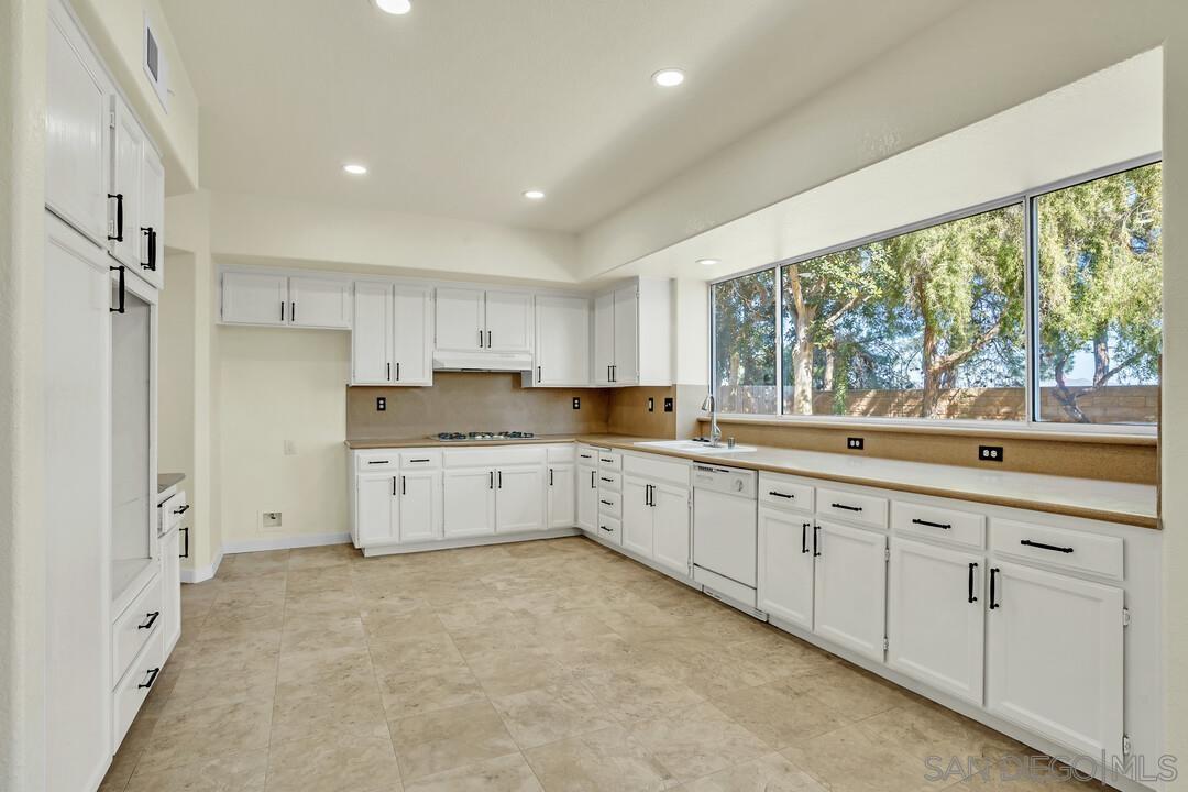 Detail Gallery Image 13 of 41 For 1674  W 11th Ave, Escondido,  CA 92029 - 4 Beds | 3 Baths