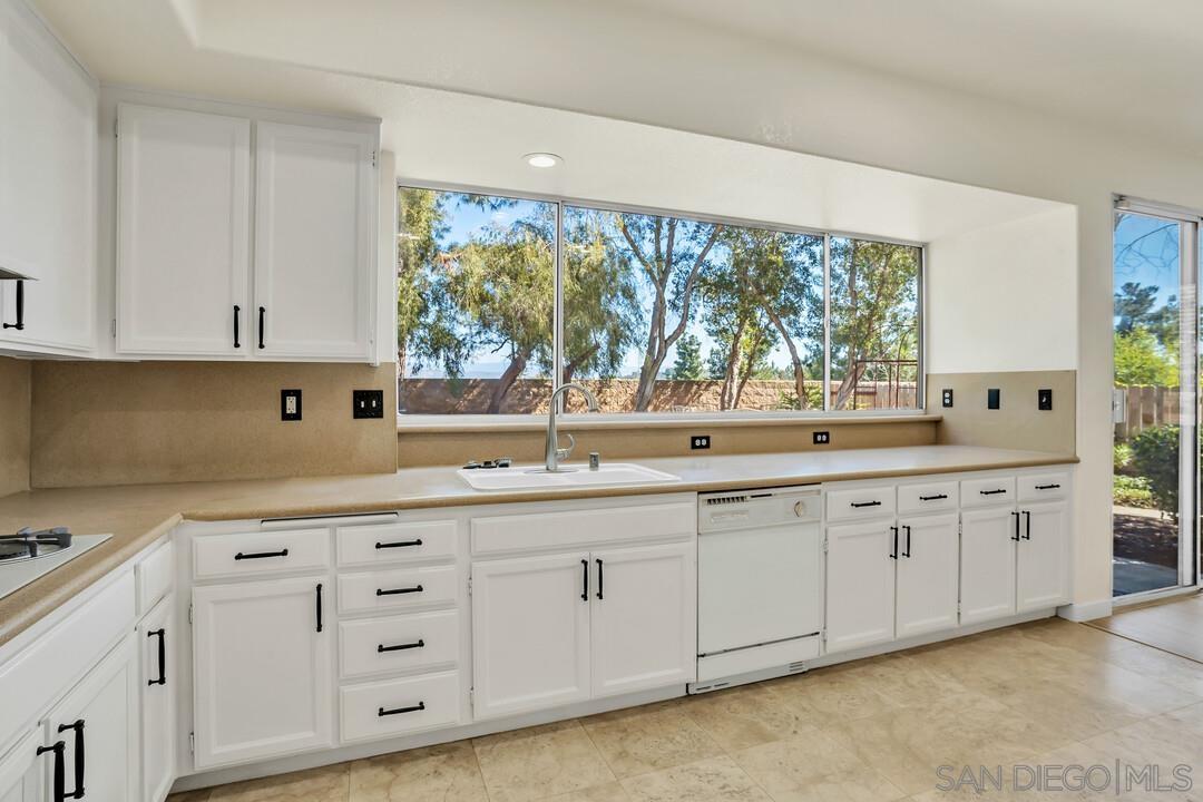 Detail Gallery Image 14 of 41 For 1674  W 11th Ave, Escondido,  CA 92029 - 4 Beds | 3 Baths