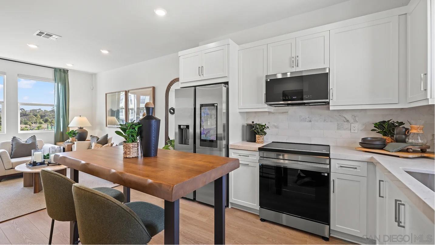 Detail Gallery Image 5 of 12 For 322  Honeysuckle, Oceanside,  CA 92057 - 1 Beds | 1/1 Baths