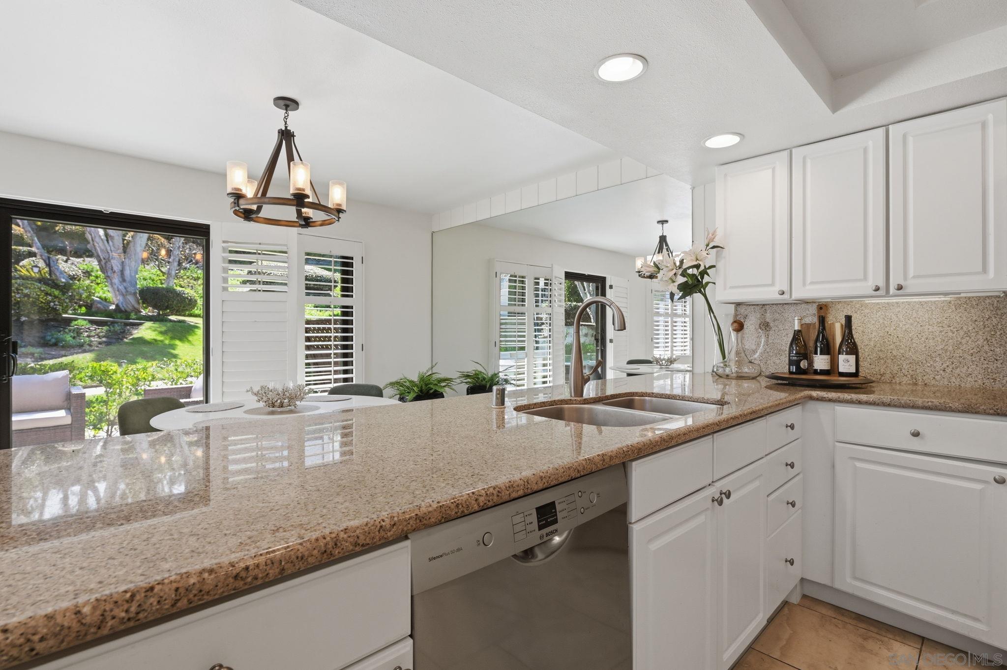 Detail Gallery Image 11 of 34 For 971  Santa Helena Park Ct, Solana Beach,  CA 92075 - 3 Beds | 2/1 Baths