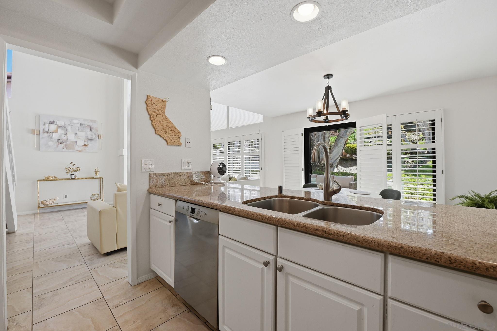 Detail Gallery Image 12 of 34 For 971  Santa Helena Park Ct, Solana Beach,  CA 92075 - 3 Beds | 2/1 Baths