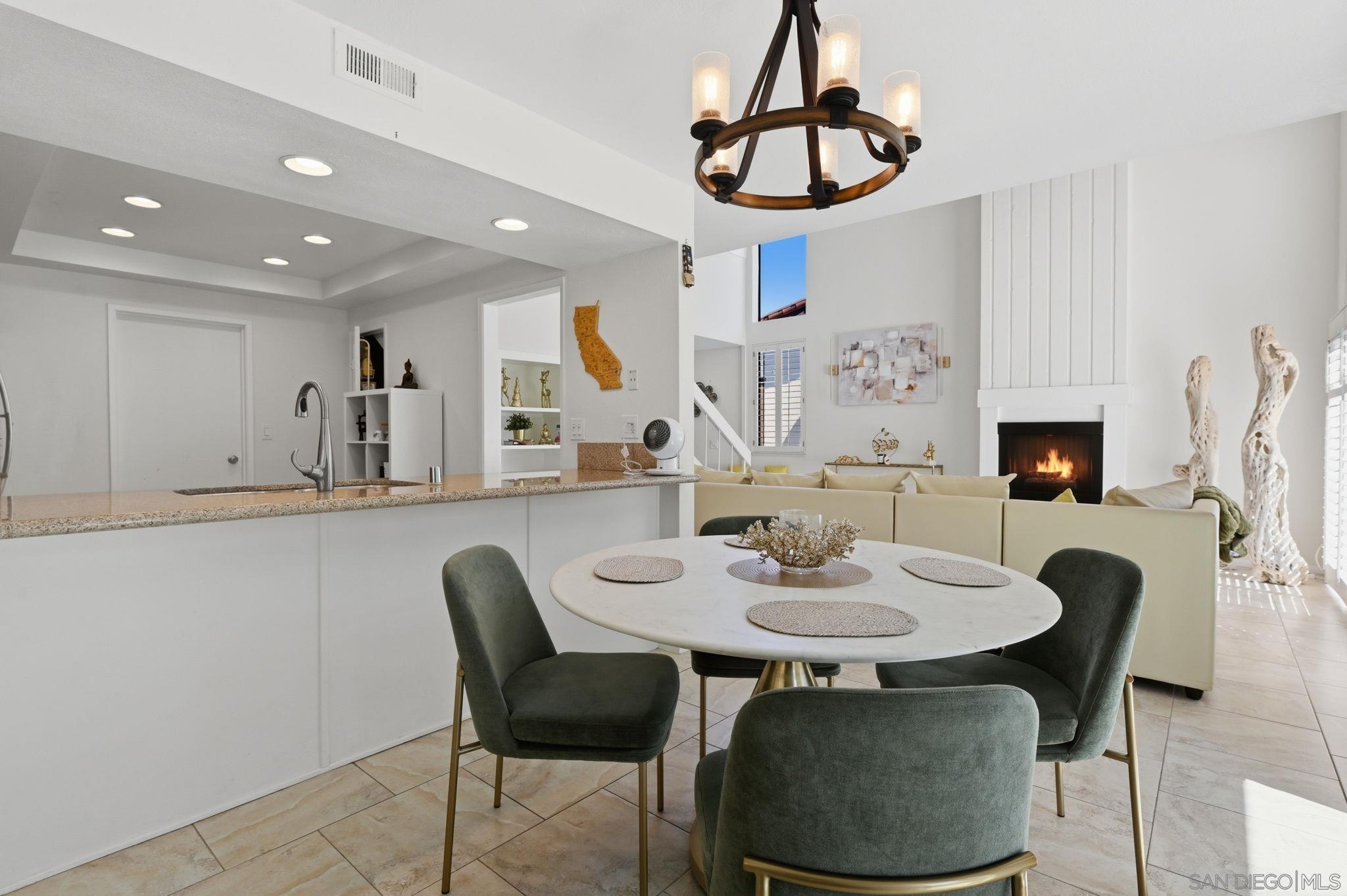 Detail Gallery Image 8 of 34 For 971  Santa Helena Park Ct, Solana Beach,  CA 92075 - 3 Beds | 2/1 Baths