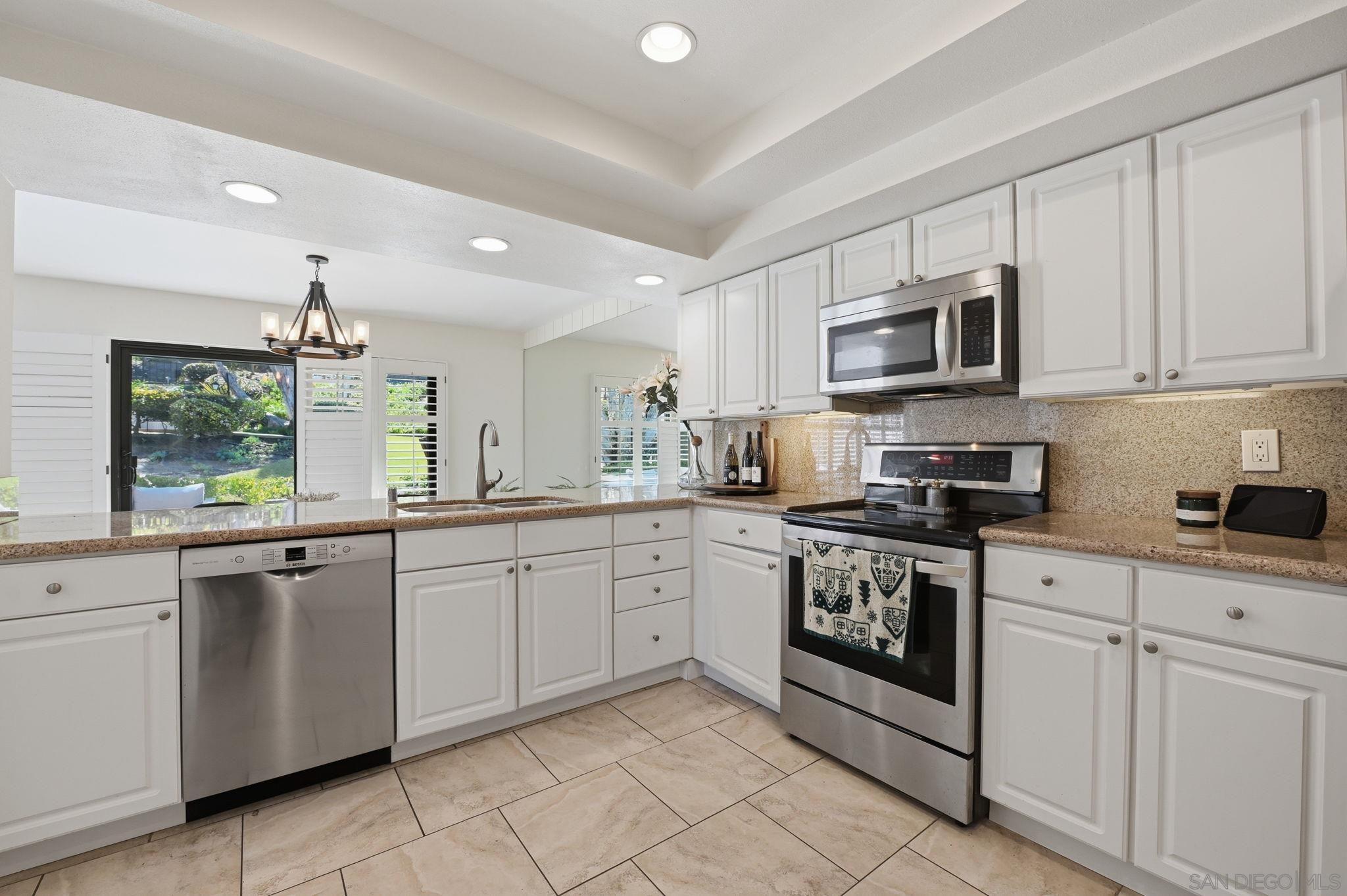 Detail Gallery Image 9 of 34 For 971  Santa Helena Park Ct, Solana Beach,  CA 92075 - 3 Beds | 2/1 Baths