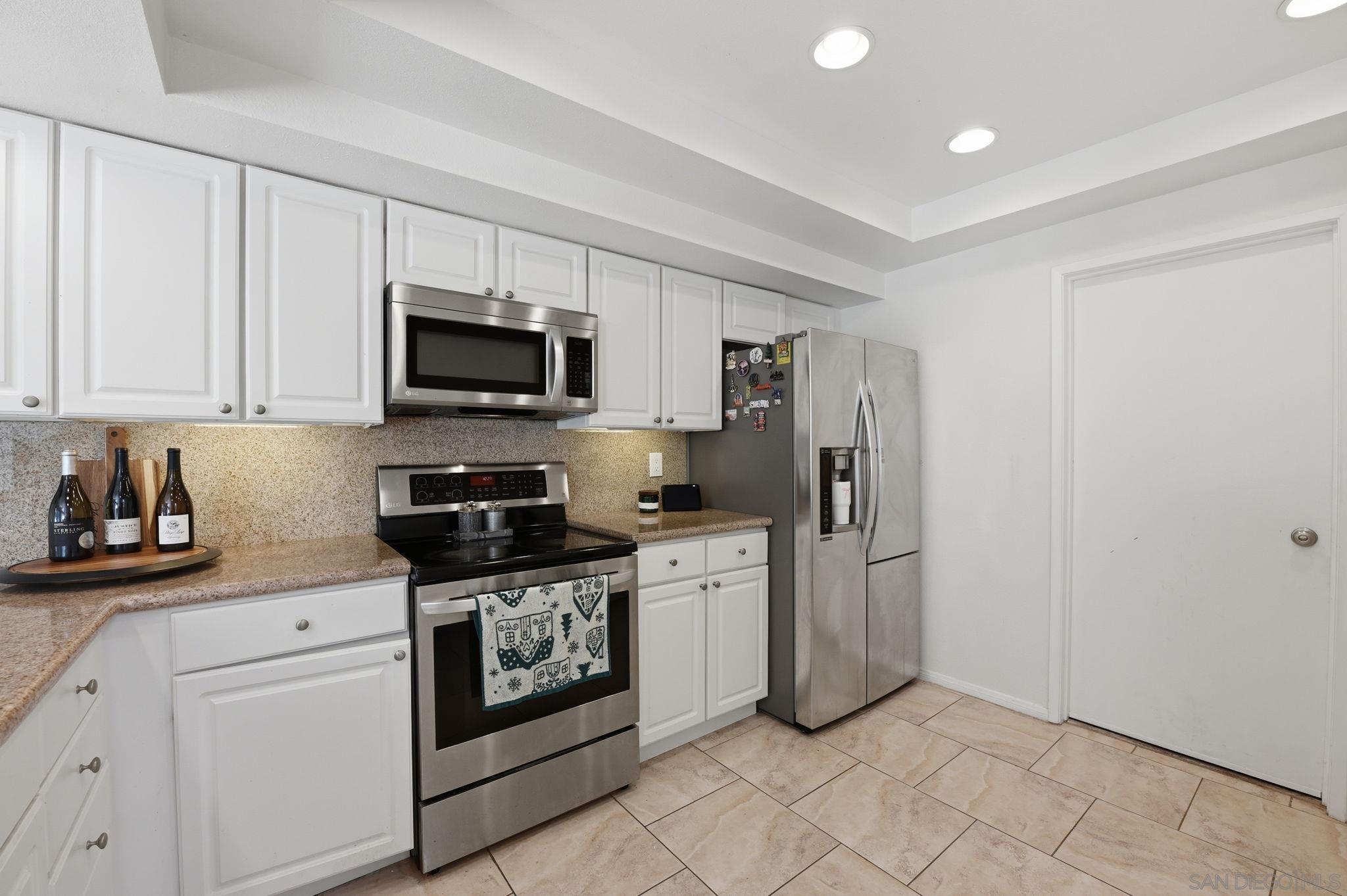 Detail Gallery Image 10 of 34 For 971  Santa Helena Park Ct, Solana Beach,  CA 92075 - 3 Beds | 2/1 Baths