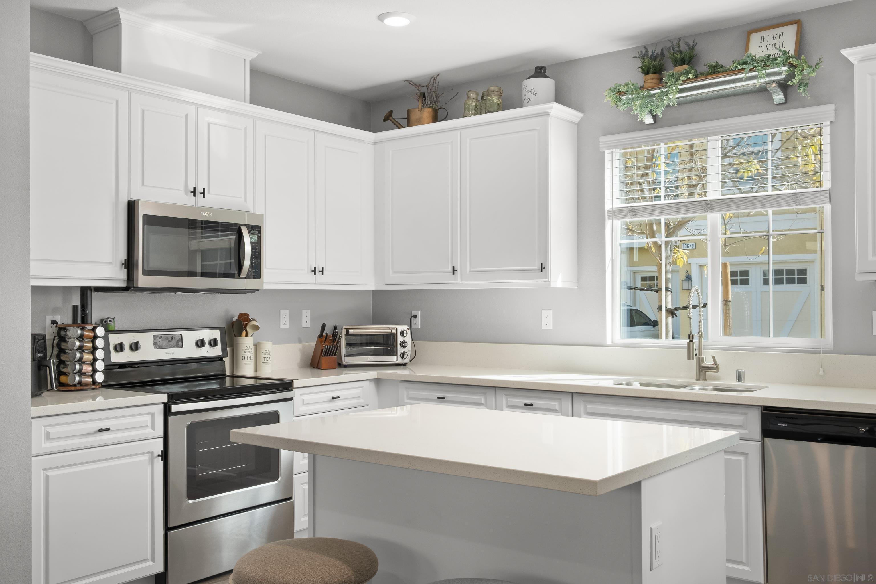 Detail Gallery Image 5 of 38 For 13650  Gray Hawk Way, Valley Center,  CA 92082 - 3 Beds | 2/1 Baths