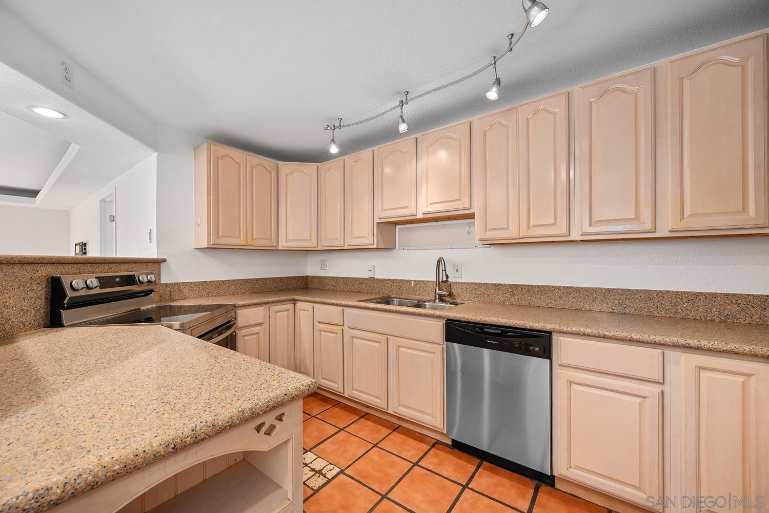 Detail Gallery Image 3 of 16 For 6255  Rancho Mission Rd  #101,  San Diego,  CA 92108 - 1 Beds | 1 Baths