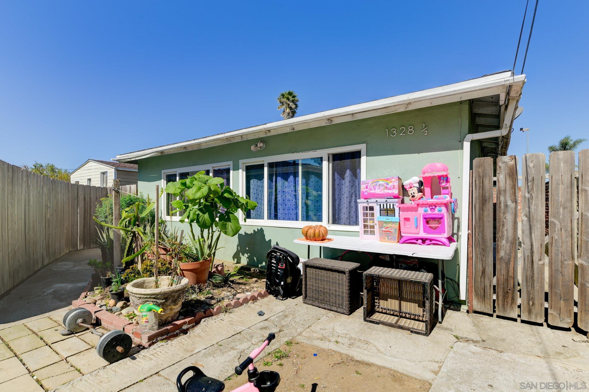 Detail Gallery Image 2 of 31 For 1328  Buena St, Oceanside,  CA 92058 - – Beds | – Baths