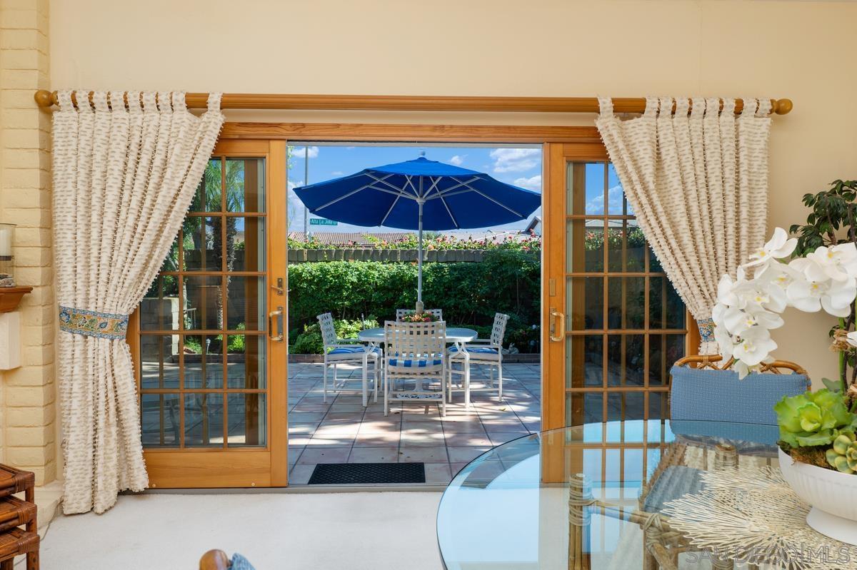 Detail Gallery Image 2 of 37 For 1665  Caminito Aliviado, La Jolla,  CA 92037 - 2 Beds | 2 Baths