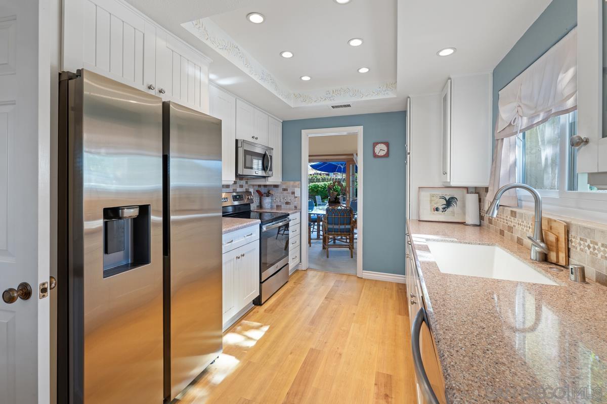 Detail Gallery Image 9 of 37 For 1665  Caminito Aliviado, La Jolla,  CA 92037 - 2 Beds | 2 Baths