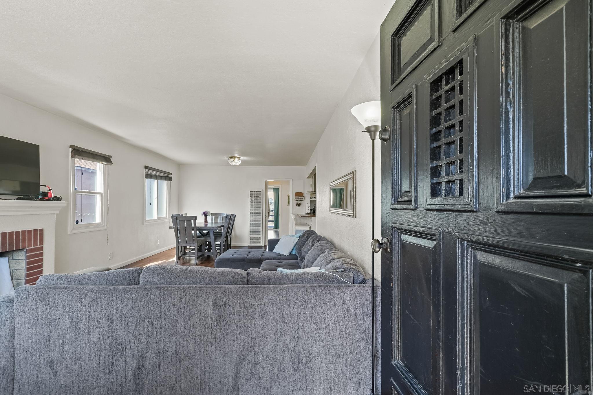 Detail Gallery Image 6 of 33 For 1309  105th Ave, Oakland,  CA 94603 - 3 Beds | 1 Baths