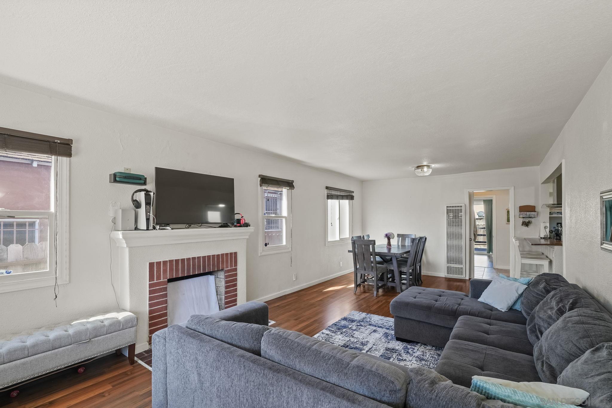 Detail Gallery Image 7 of 33 For 1309  105th Ave, Oakland,  CA 94603 - 3 Beds | 1 Baths