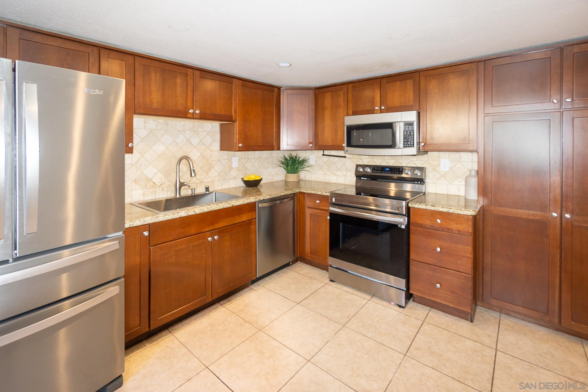 Detail Gallery Image 6 of 36 For 4219  Felton St.  #2,  San Diego,  CA 92104 - 3 Beds | 2/1 Baths