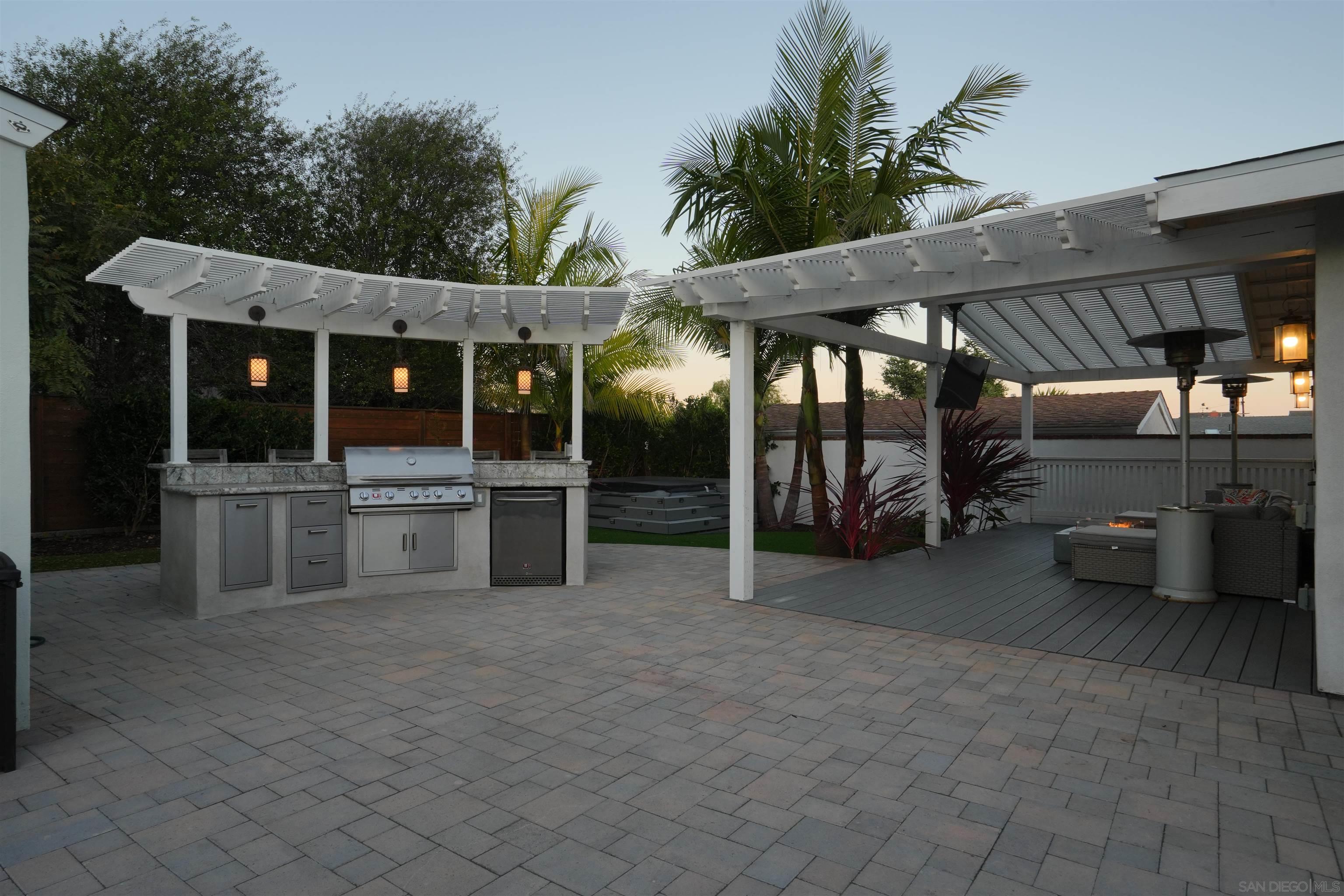 Detail Gallery Image 4 of 38 For 3820  Talbot St, San Diego,  CA 92106 - 4 Beds | 2 Baths