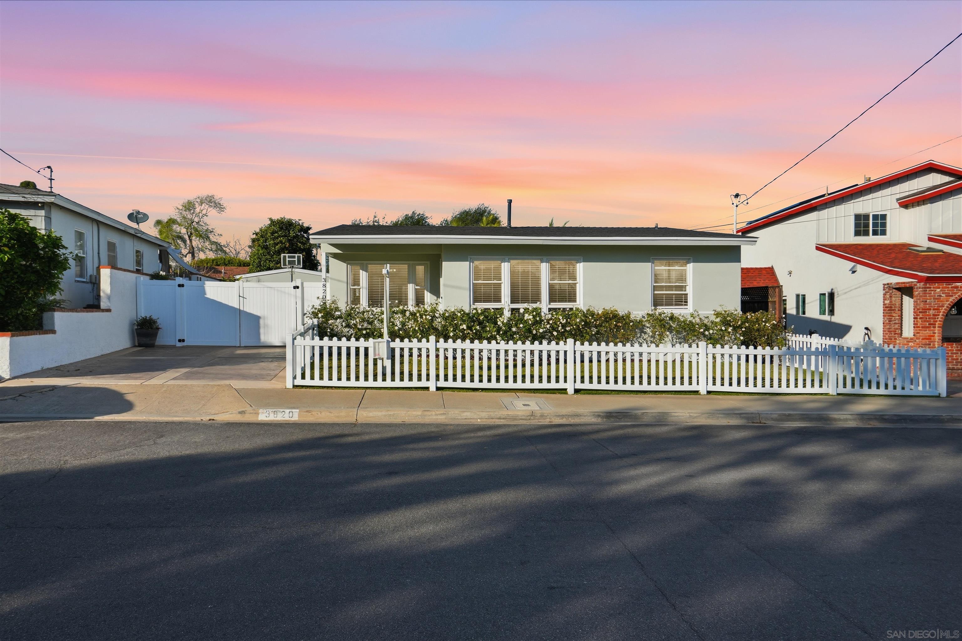 Detail Gallery Image 6 of 38 For 3820  Talbot St, San Diego,  CA 92106 - 4 Beds | 2 Baths