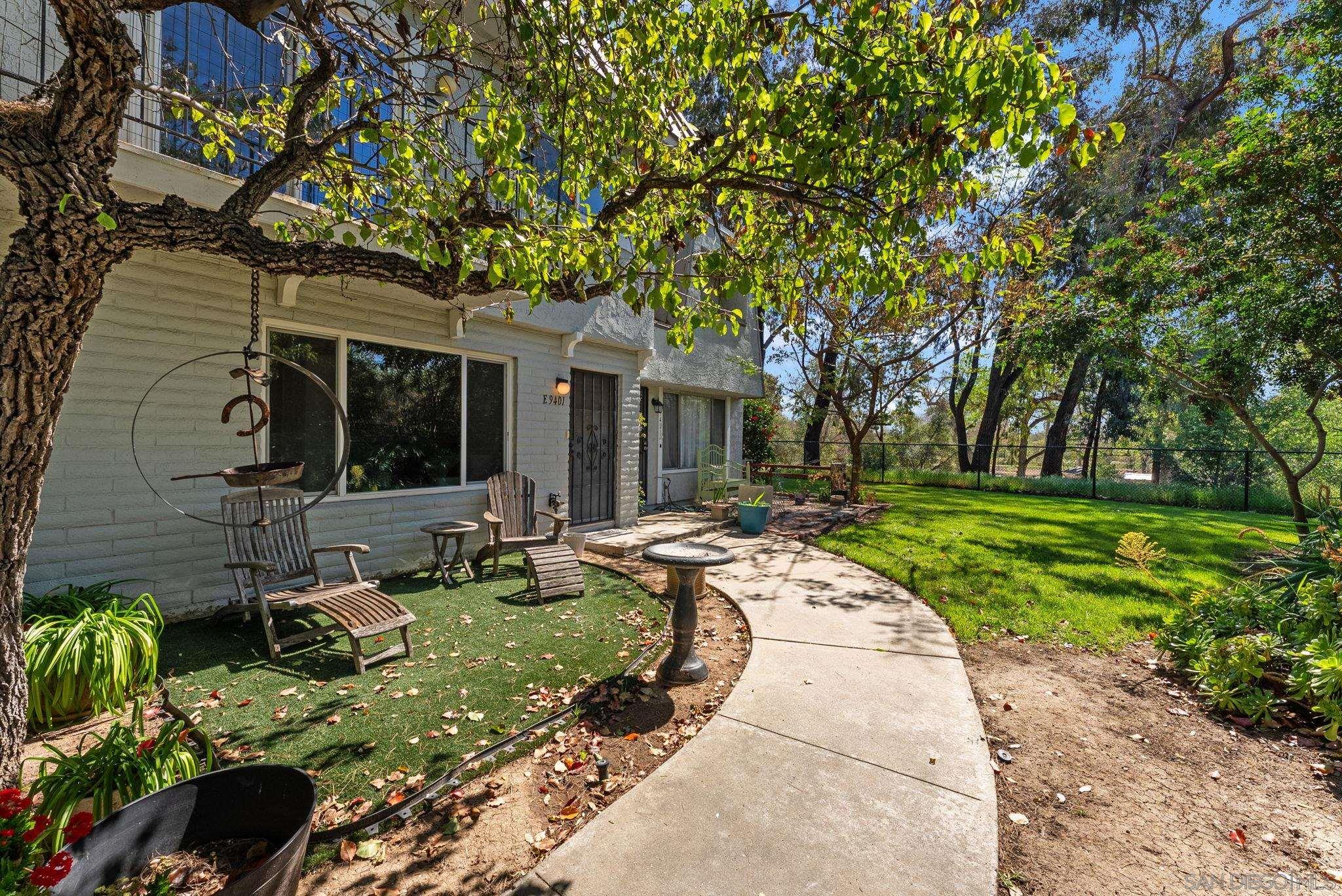 Detail Gallery Image 3 of 39 For 9401  Carlton Oaks Dr Unit E, Santee,  CA 92071 - 3 Beds | 1/1 Baths