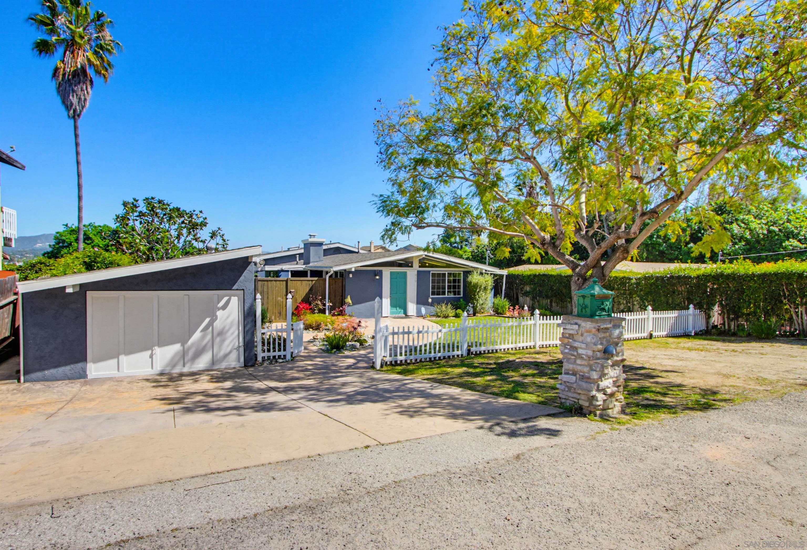 Detail Gallery Image 2 of 42 For 810  Anns Way, Vista,  CA 92083 - 4 Beds | 3 Baths